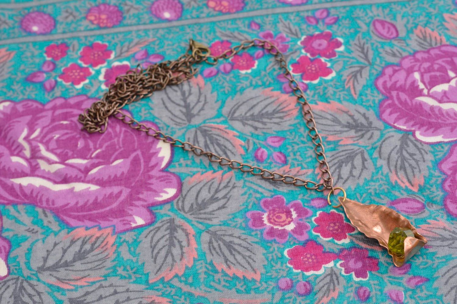 Colgante hecho a mano de cobre regalo original colgante femenino con calcedonia foto 2