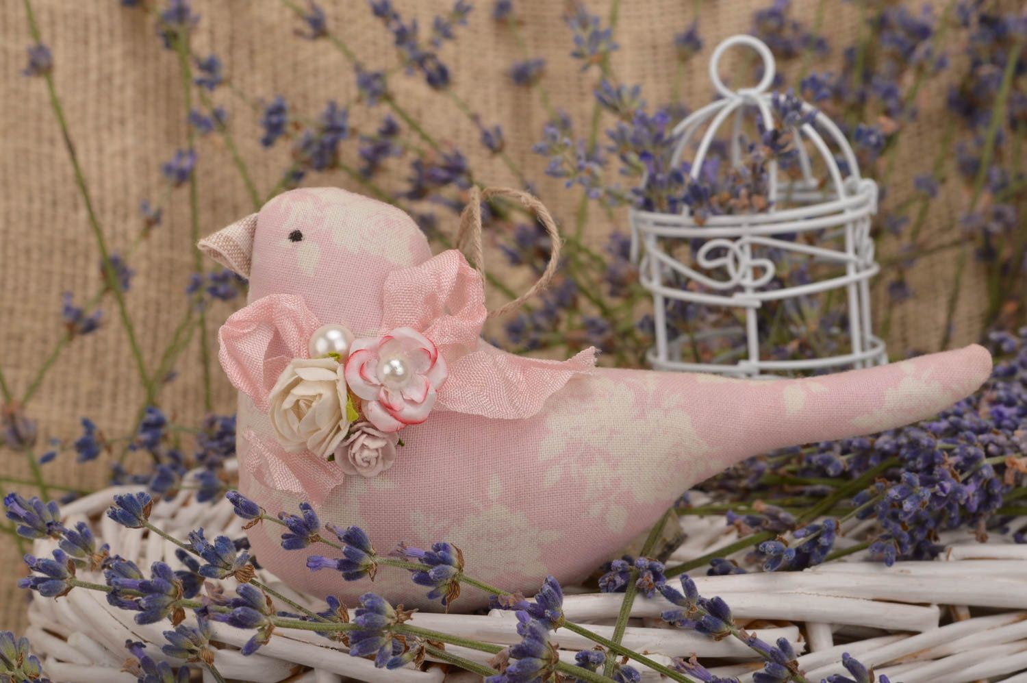 Интерьерная подвеска птичка розовая из хлопка на стену ручной работы для декора фото 1