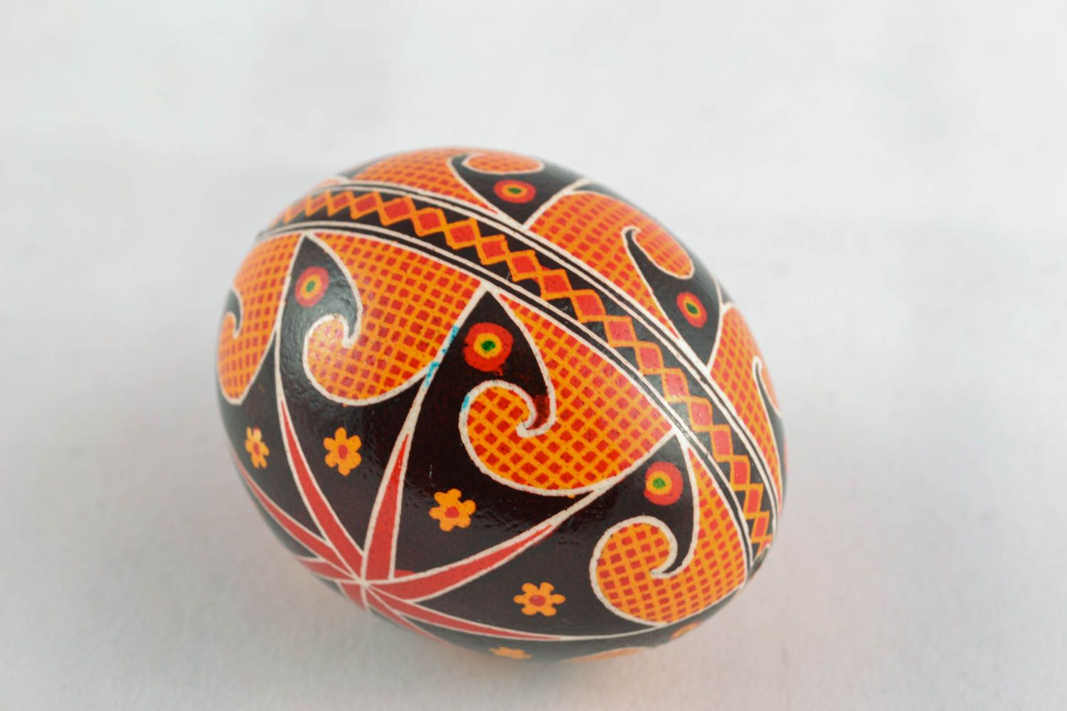 Расписное пасхальное яйцо со славянскими символами  фото 3