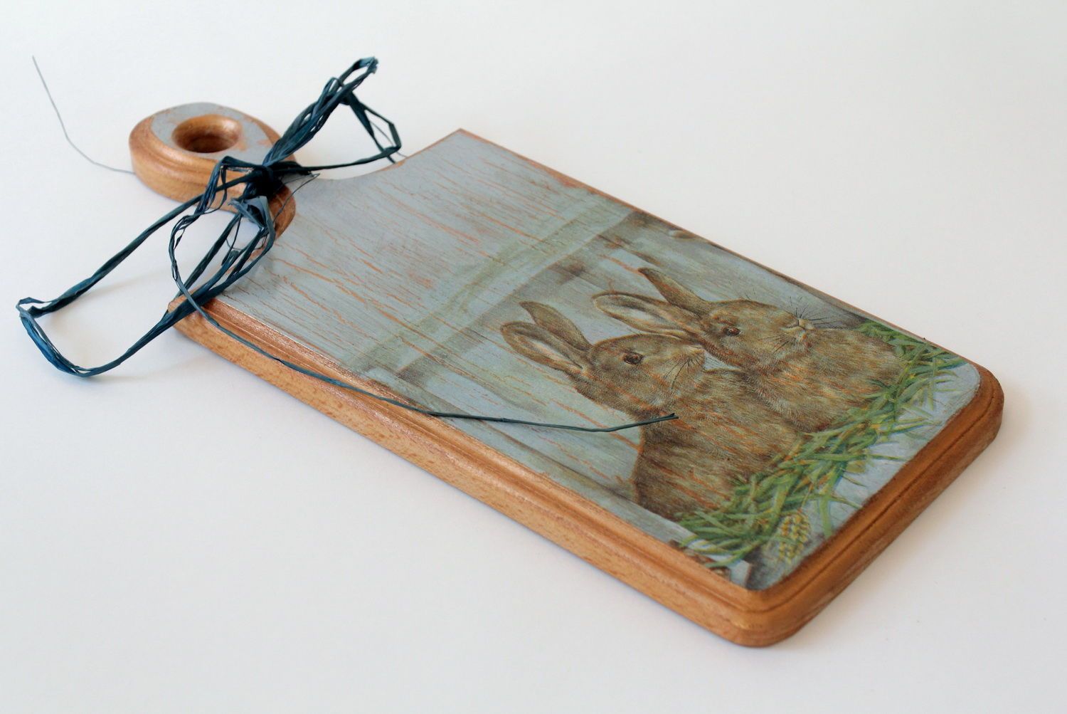 Tagliere di legno fatto a mano oggetto decorativo originale con conigli
 foto 2