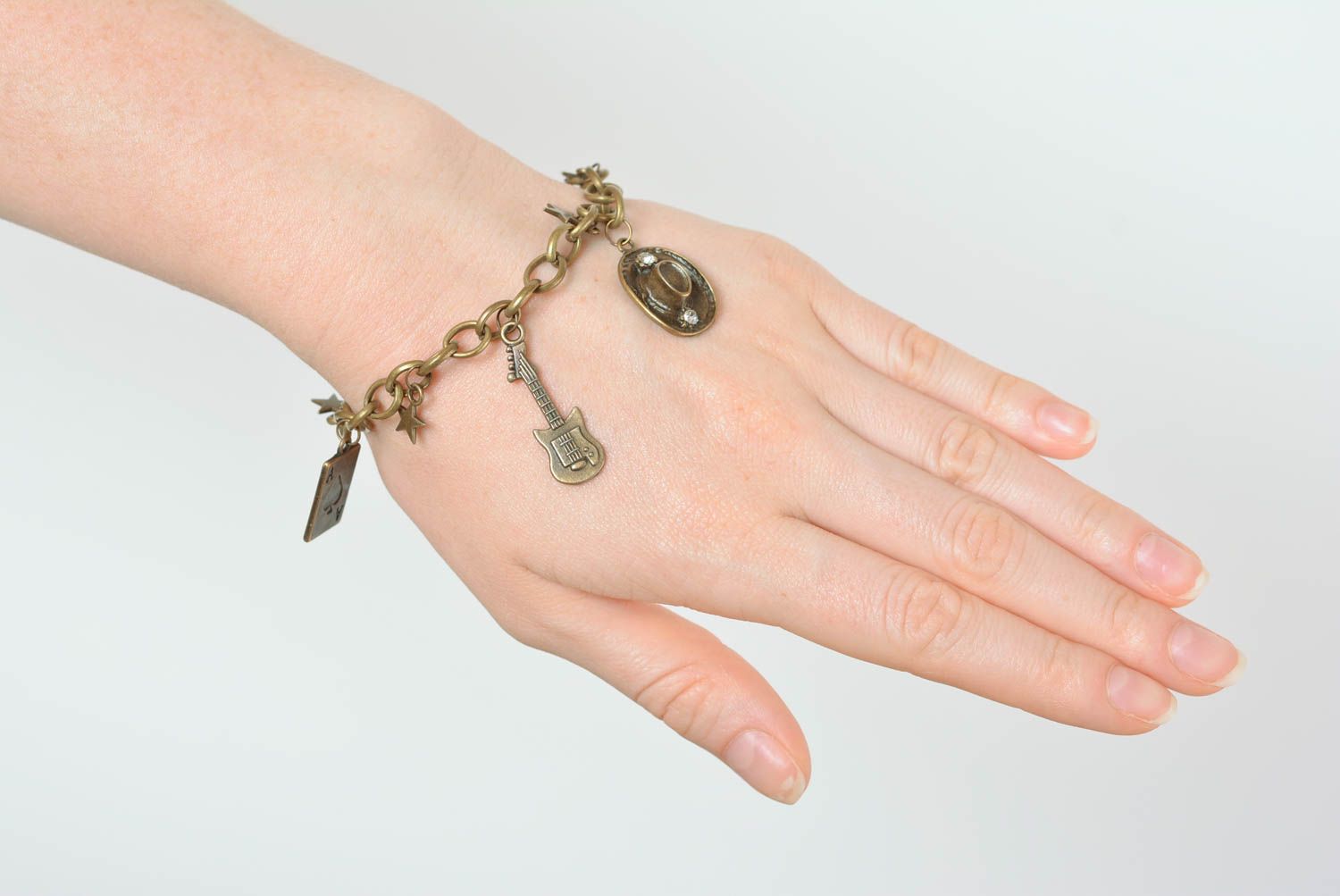 Bracelet en métal Bijou fait main sur chaîne avec pendeloques Accessoire femme  photo 4