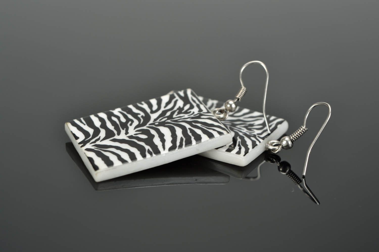 Brincos arteanais de cerâmica plástica decorados com esmalte Zebra foto 1