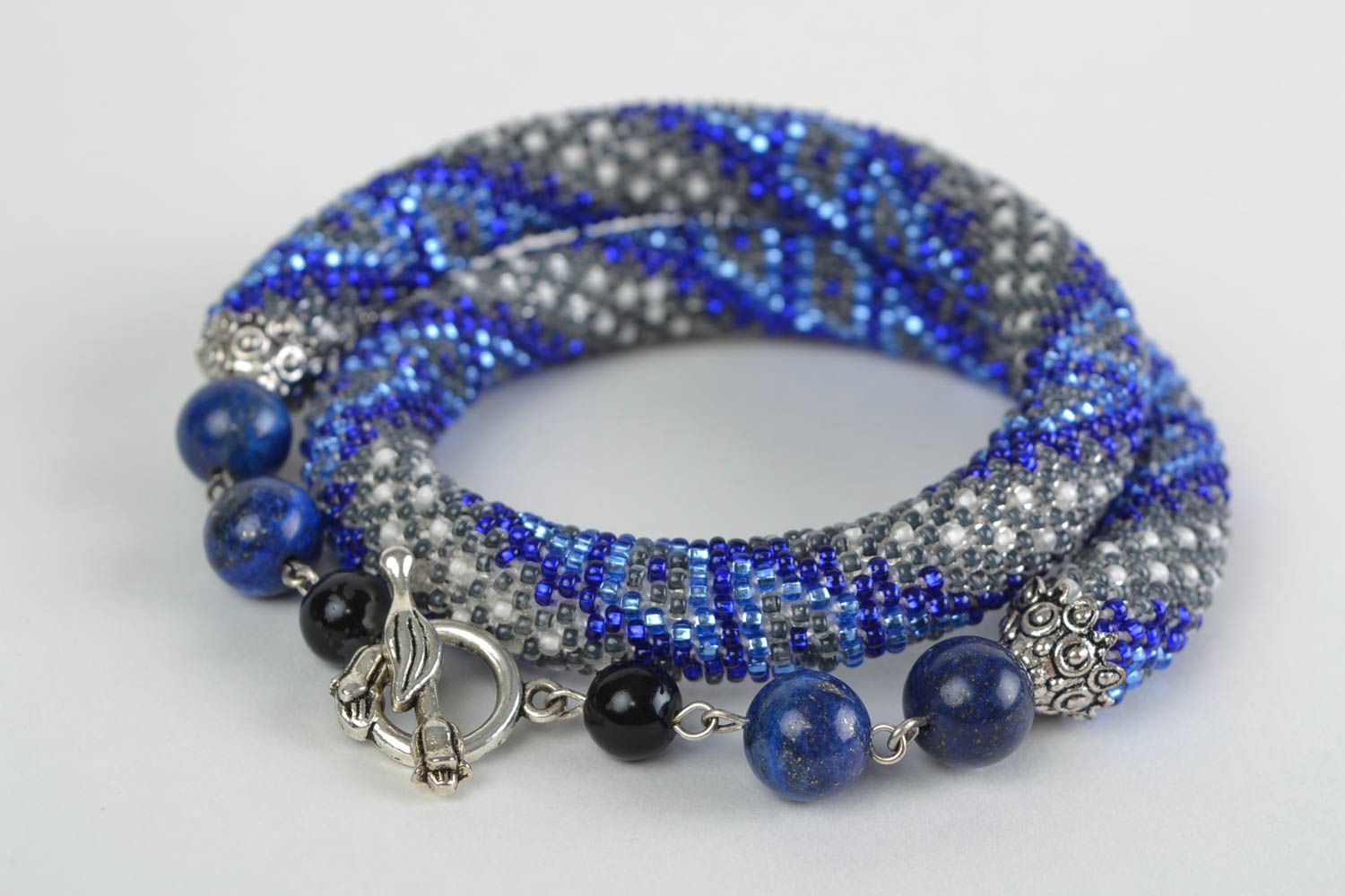 Ожерелье из бисера жгут ручной работы красивый авторский серо синий женский фото 3