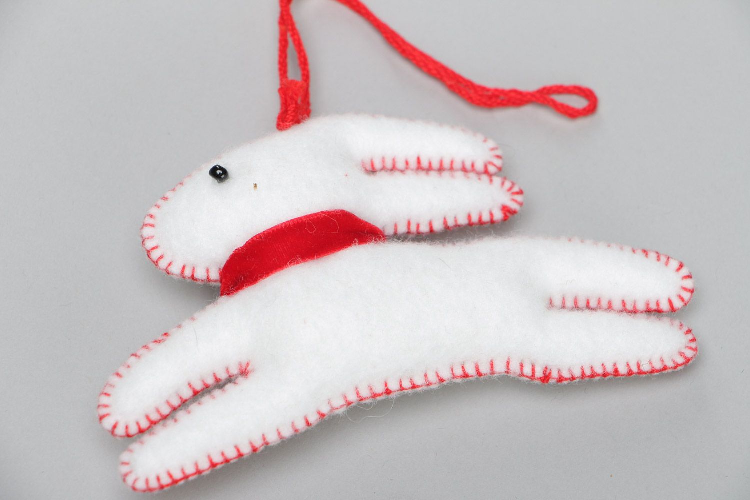 Белая декоративная игрушка в виде зайчика из фетра для декора ручной работы фото 4