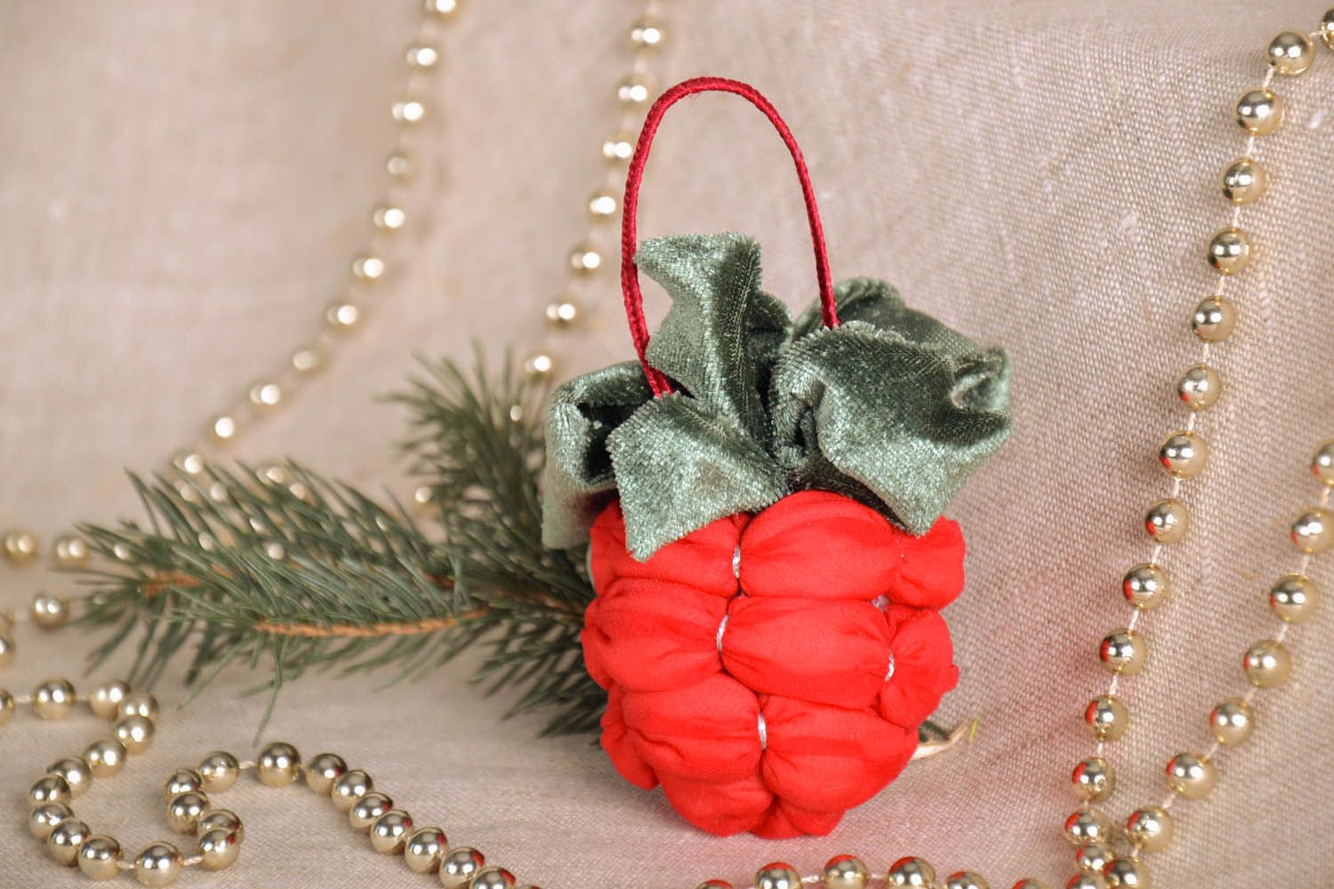 Enfeite artesanal para árvore de Natal decorado com veludo e base de plástico foto 1