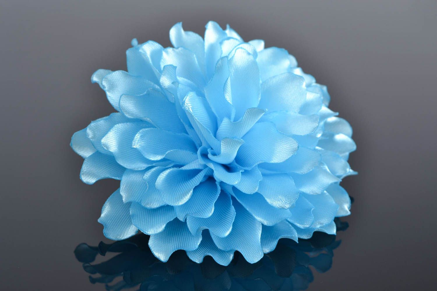 Coletero de pelo con flor de cintas de raso artesanal voluminoso de color azul foto 1