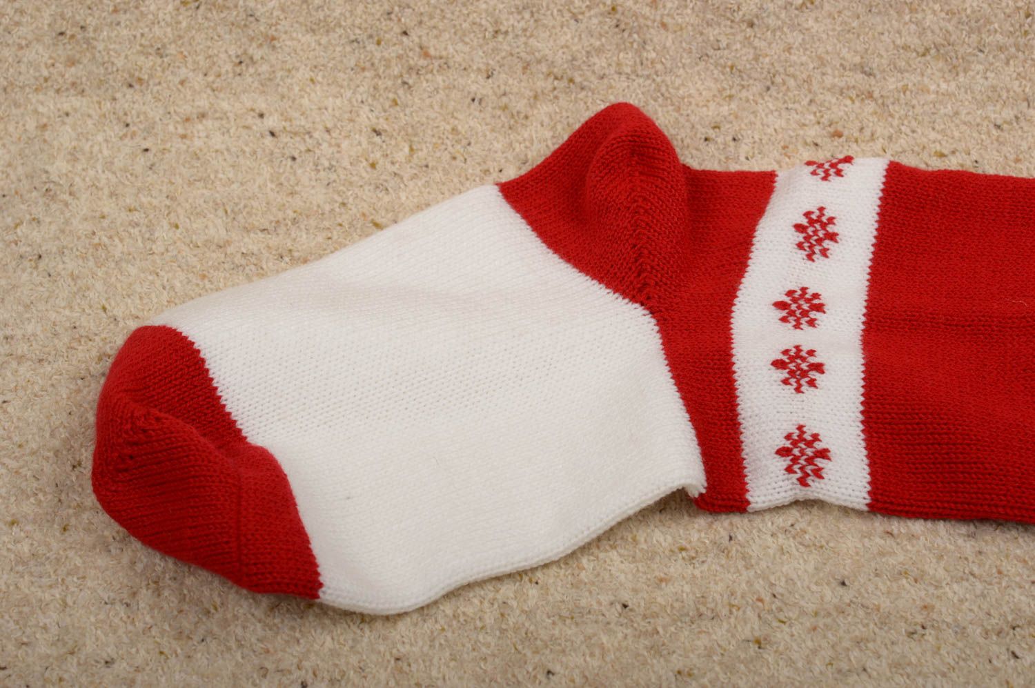 Chaussette Noël fait main Chaussette tricotée rouge blanc Idée déco Noël design photo 3