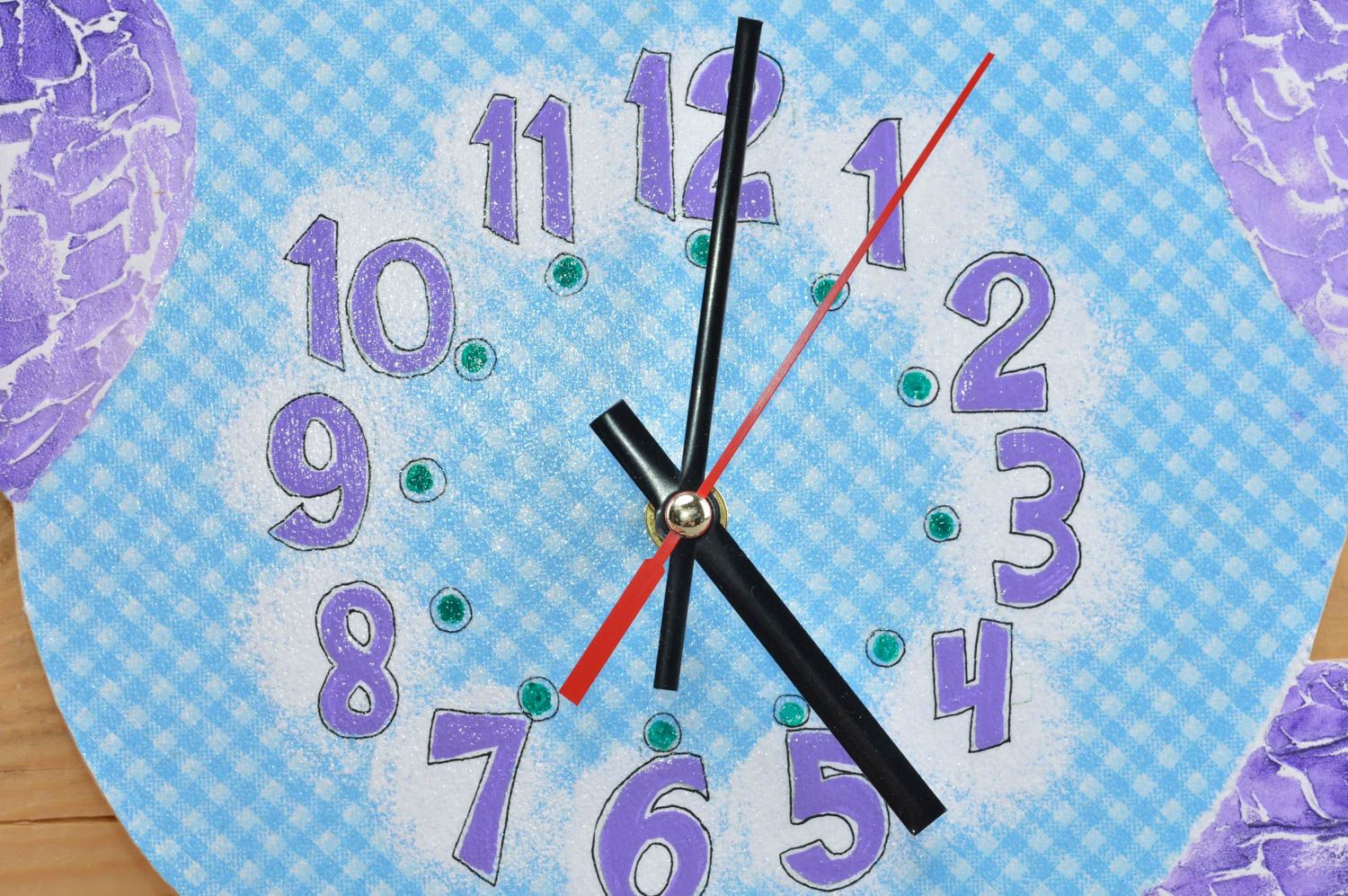 Часы в технике декупаж из фанеры в детскую в виде голубого попугая ручной работы фото 2