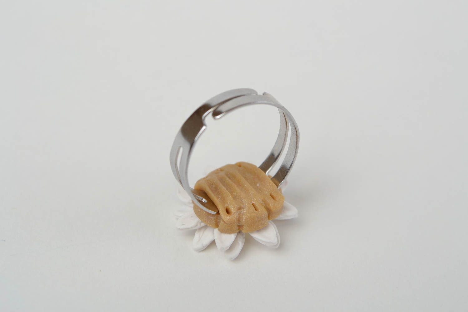 Кольцо цветок из полимерной глины в виде ромашки небольшое красивое хэнд мейд фото 5