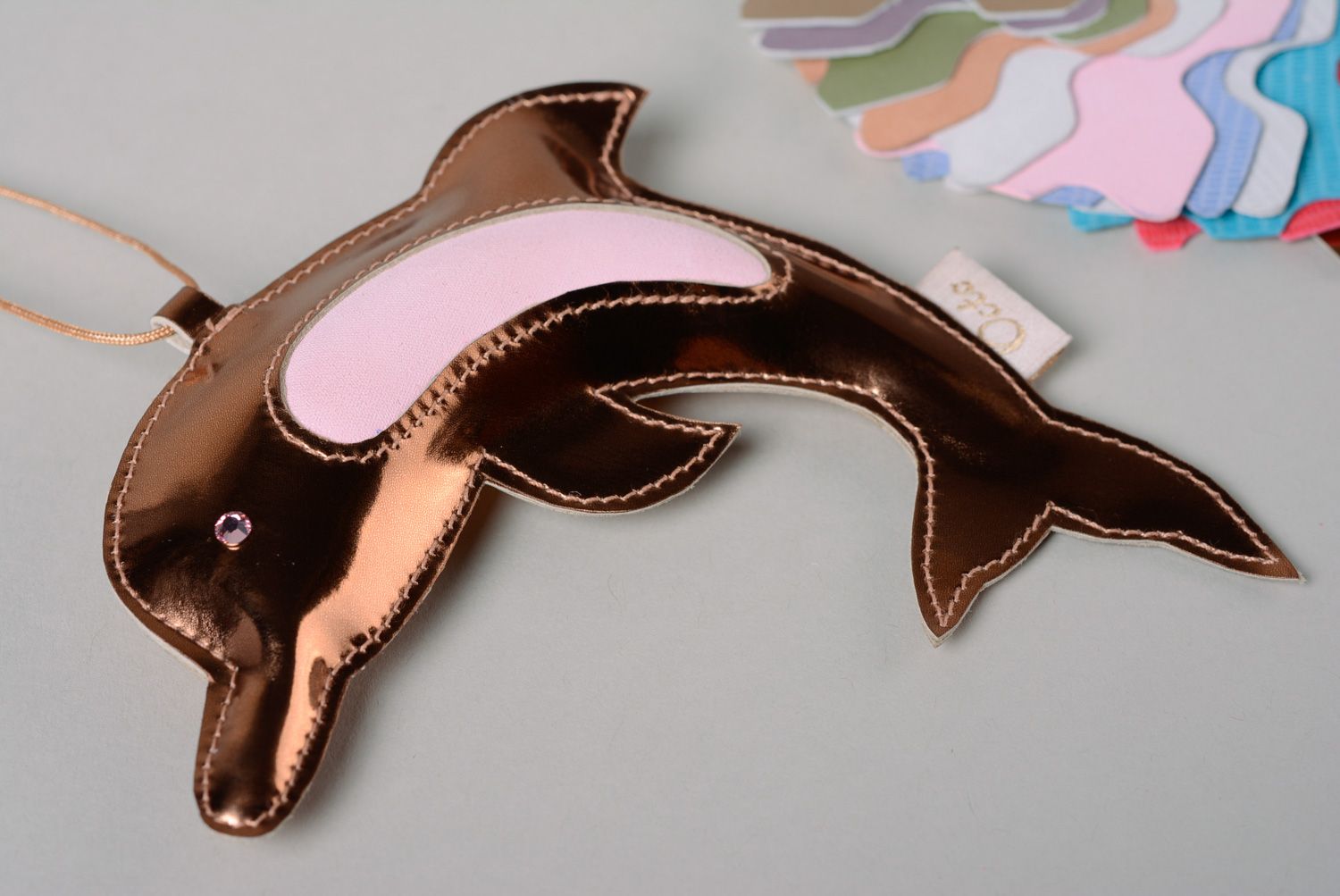 Handmade Schlüsselanhänger Delfin aus Leder foto 5