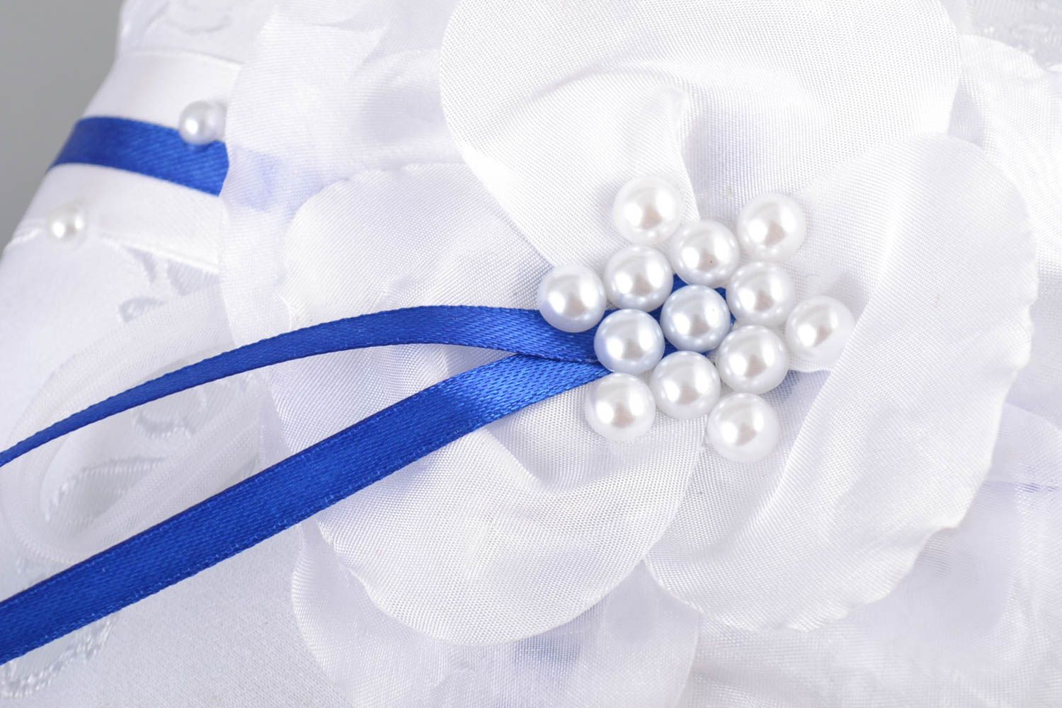 Свадебная подушечка для колец ручной работы из ткани красивая синяя с белым фото 3