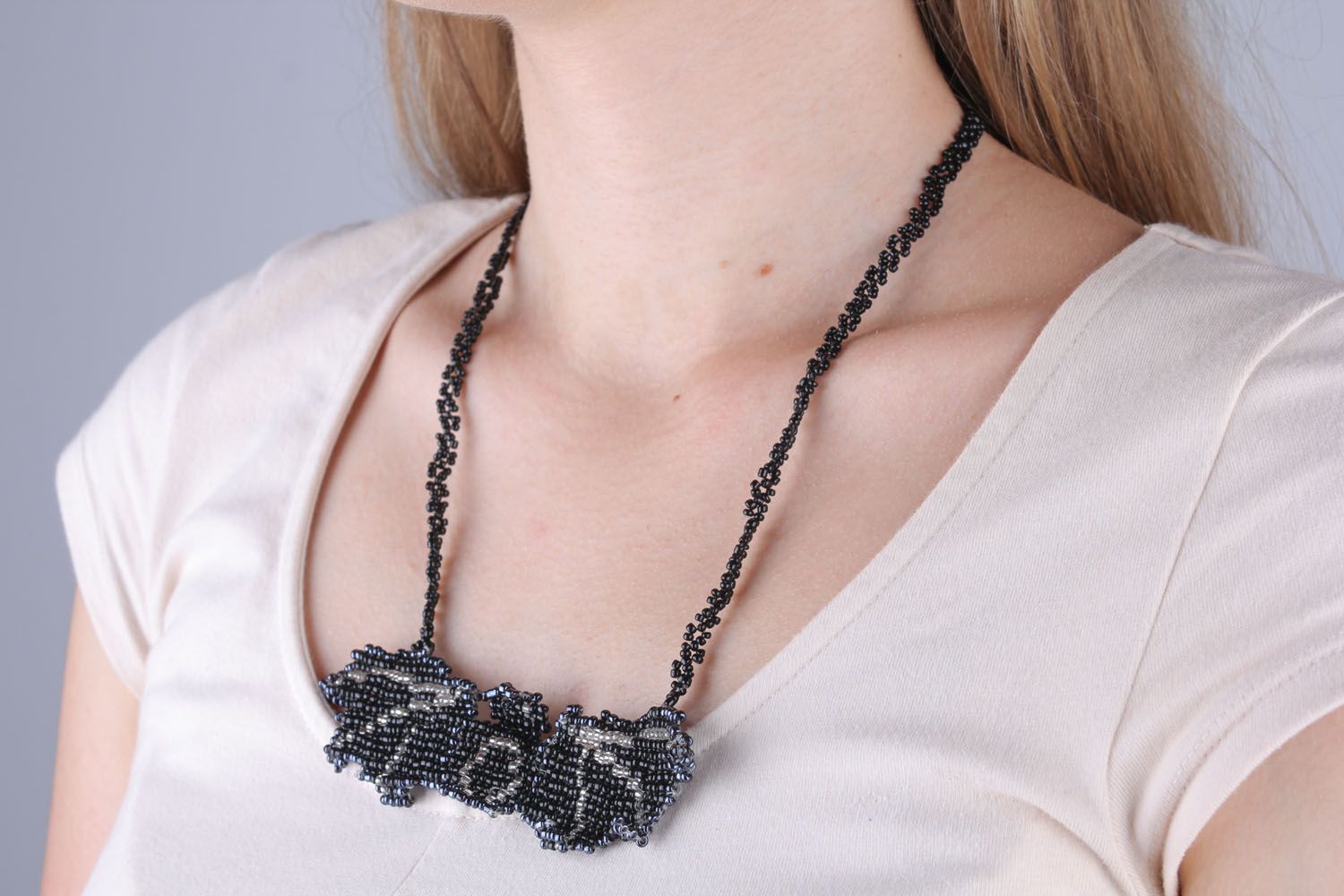 Black beaded necklace photo 5