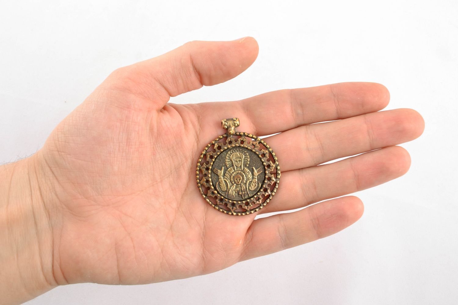 Amuleto zgard fatto a mano a forma rotonda di bronza accessorio originale  foto 1
