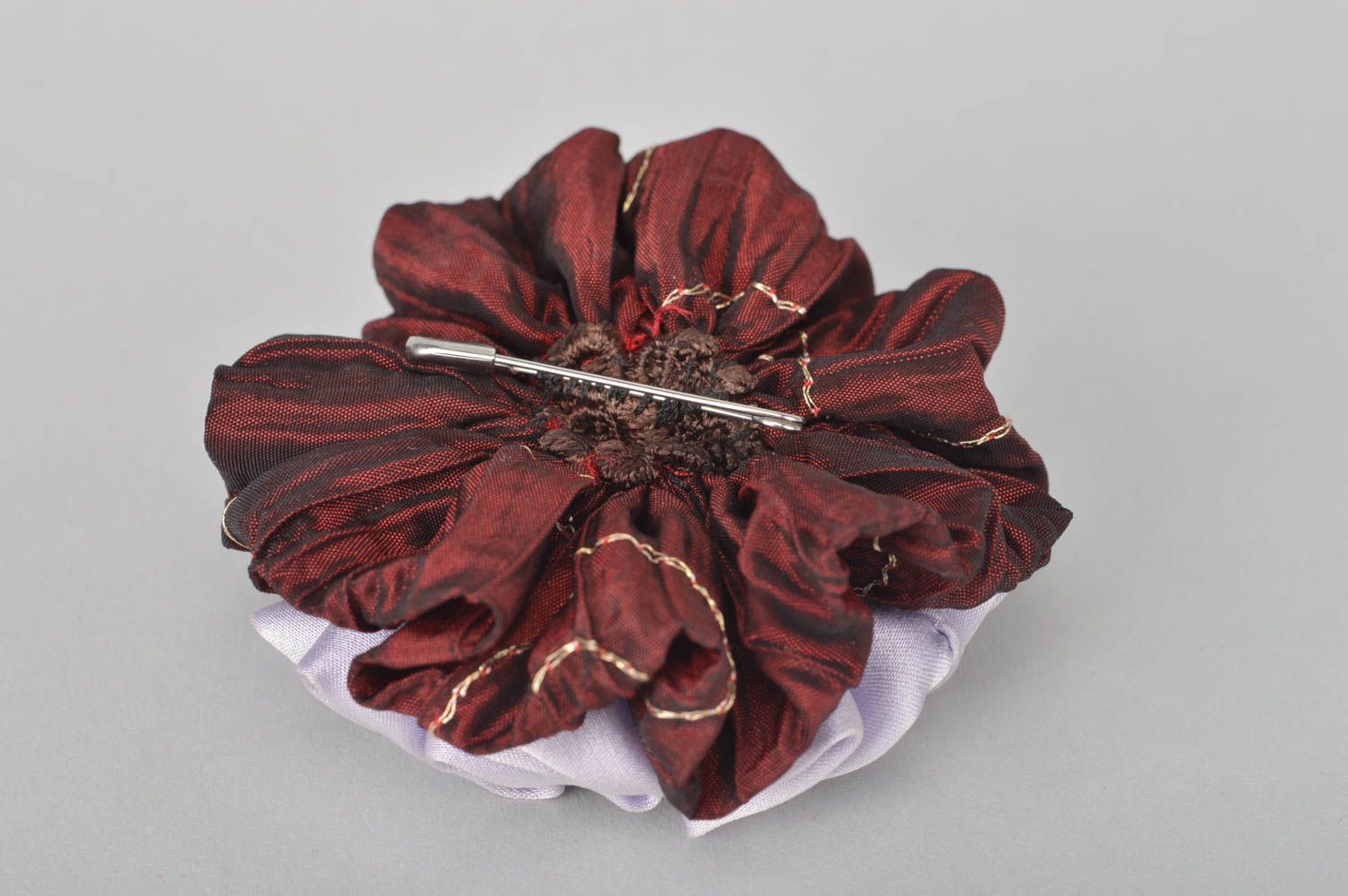 Broche fleur Bijou fantaisie fait main bicolore Accessoire femme en tissu photo 4