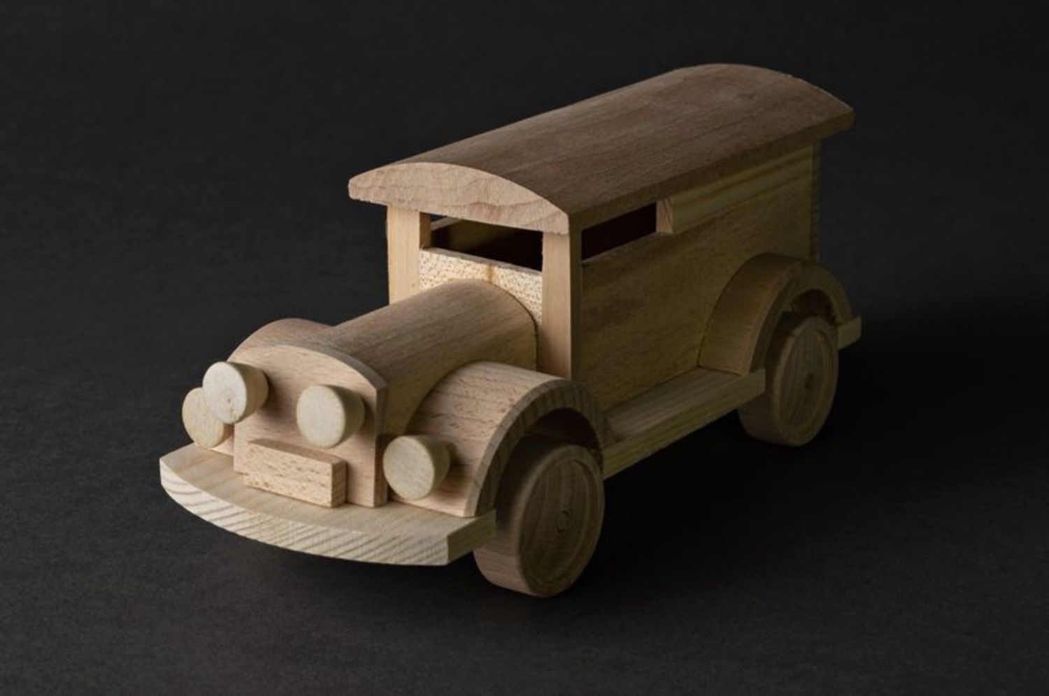 Coche de juguete de madera foto 2