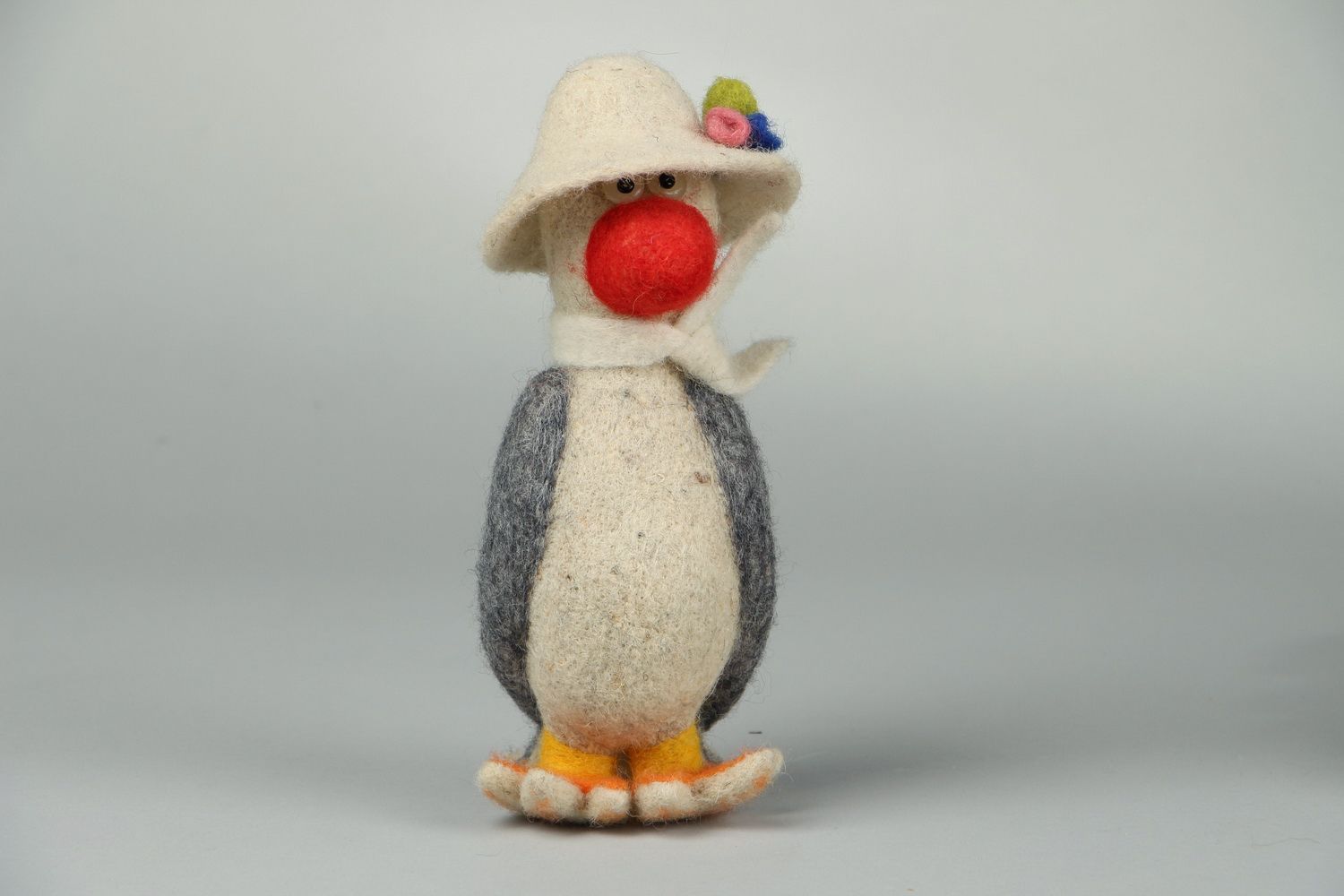 Шерстяная игрушка Птица в шляпе фото 1