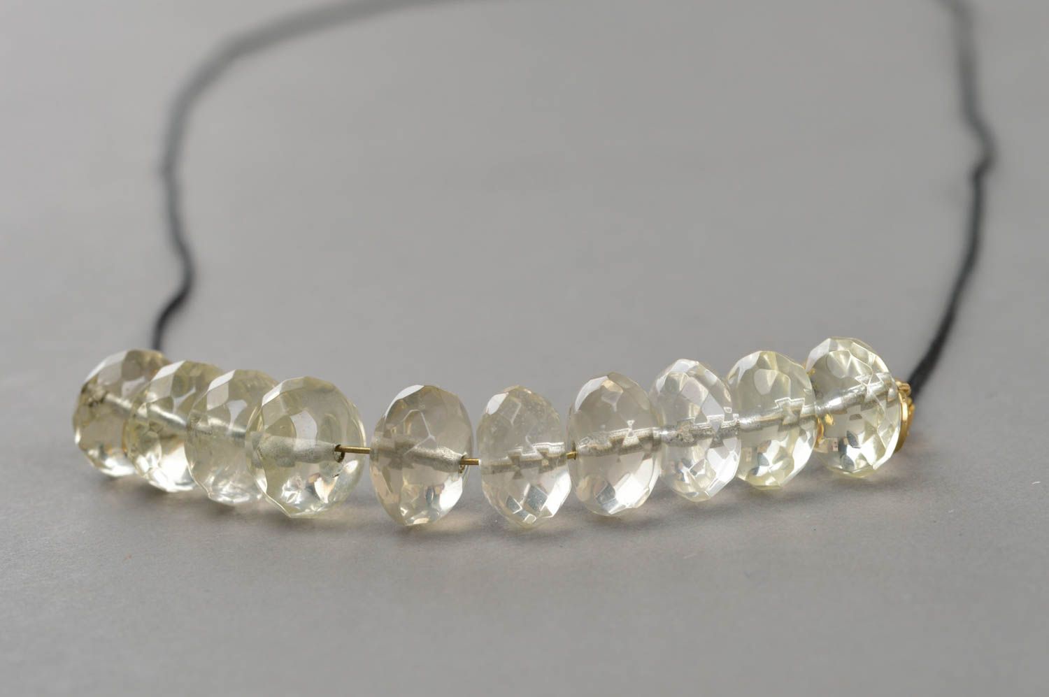Collier de perles à facettes transparentes en quartz sur cordon fin fait main photo 5