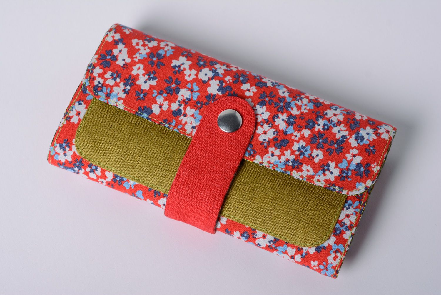 Portefeuille rouge à motif floral fait main en coton et lin cadeau pour femme photo 3