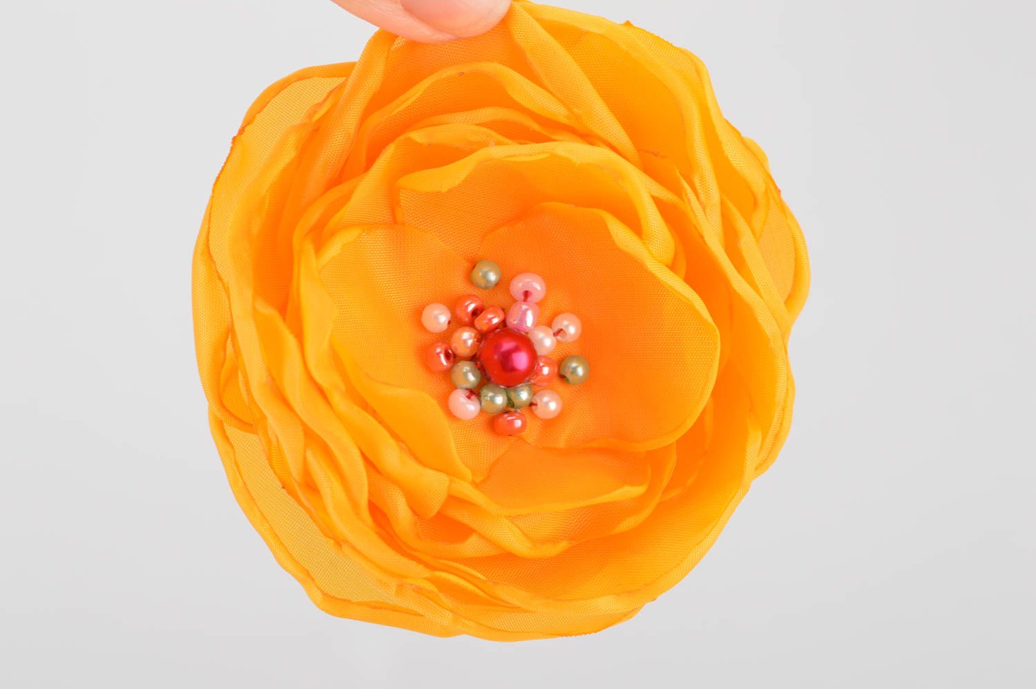 Заколка для волос с цветком оранжевая яркая с бусинами крупная ручной работы фото 3