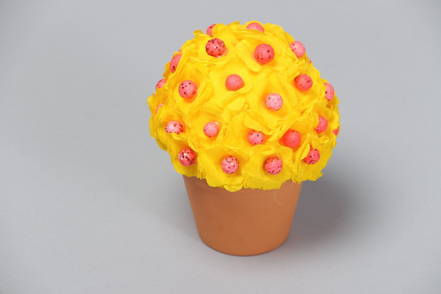 Rosa gelbe dekorative Blumen aus Krepppapier im Keramik Topf Handarbeit foto 2