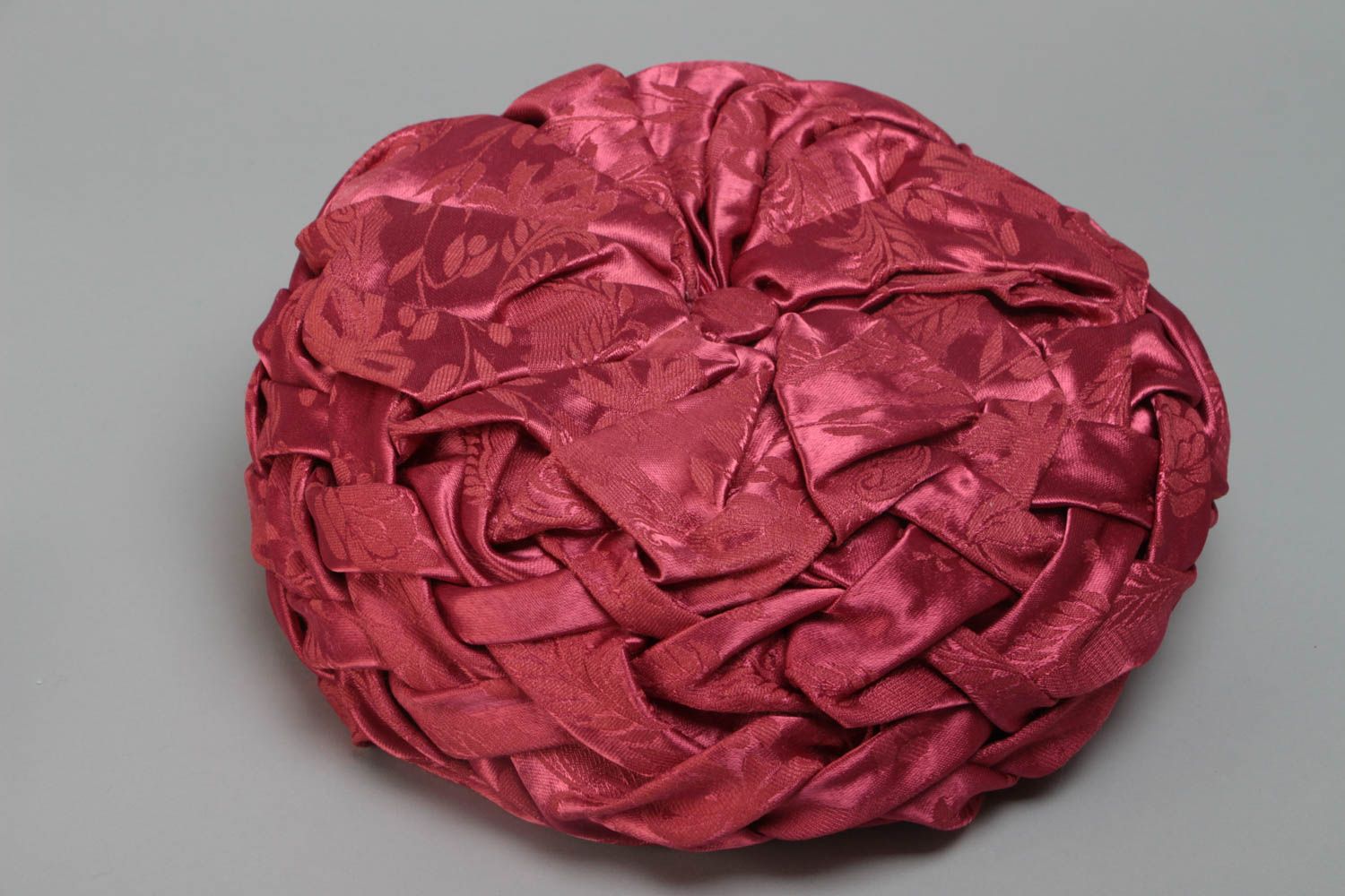 Интерьерная подушка большая с цветком красная атласная необычная ручной работы фото 4