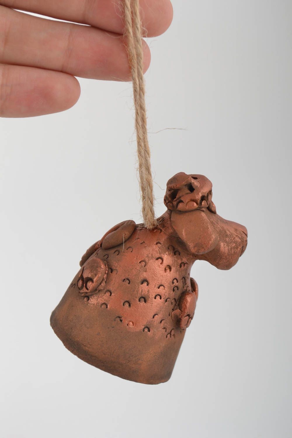Cloche à accrocher réalisée en argile faite main en forme de chien peinte photo 2