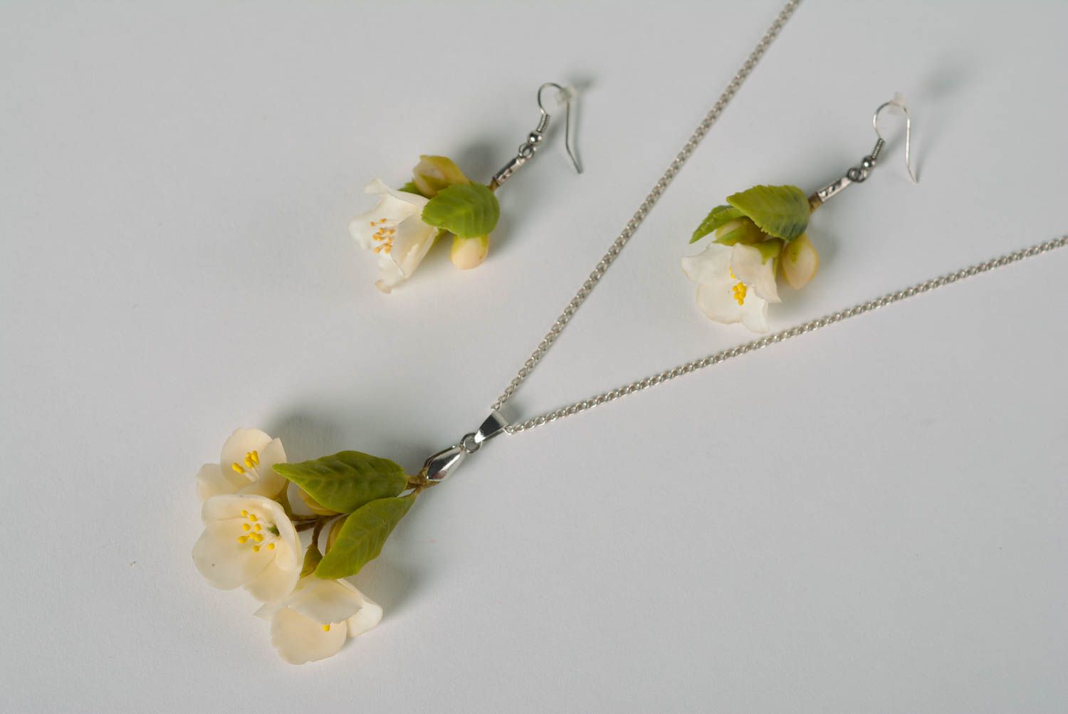 Ensemble de bijoux en plastique faits main pendentif boucles Fleurs blanches photo 1