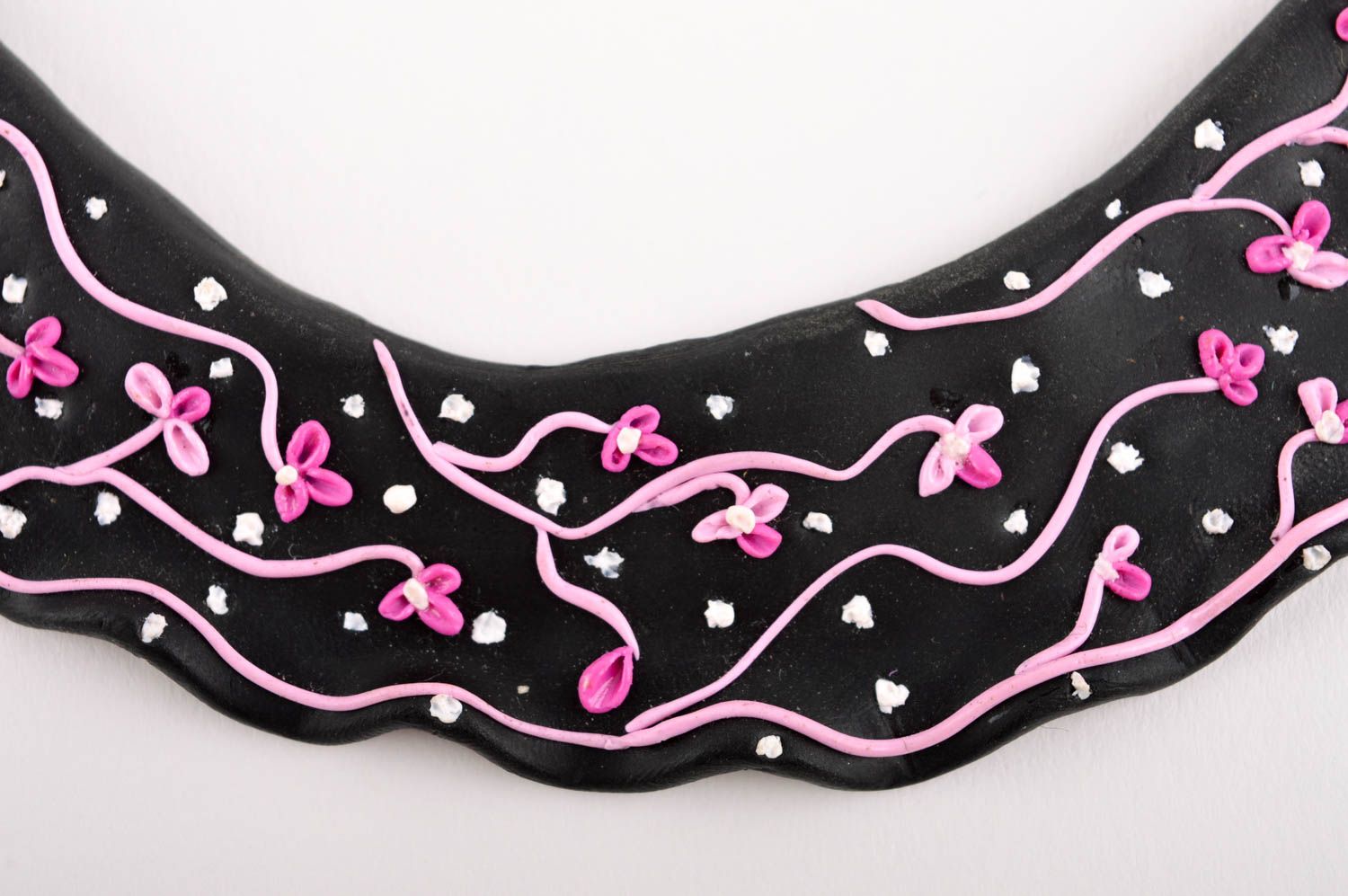 Collier pâte polymère Bijou fait main noir à fleurs roses Accessoire femme photo 3