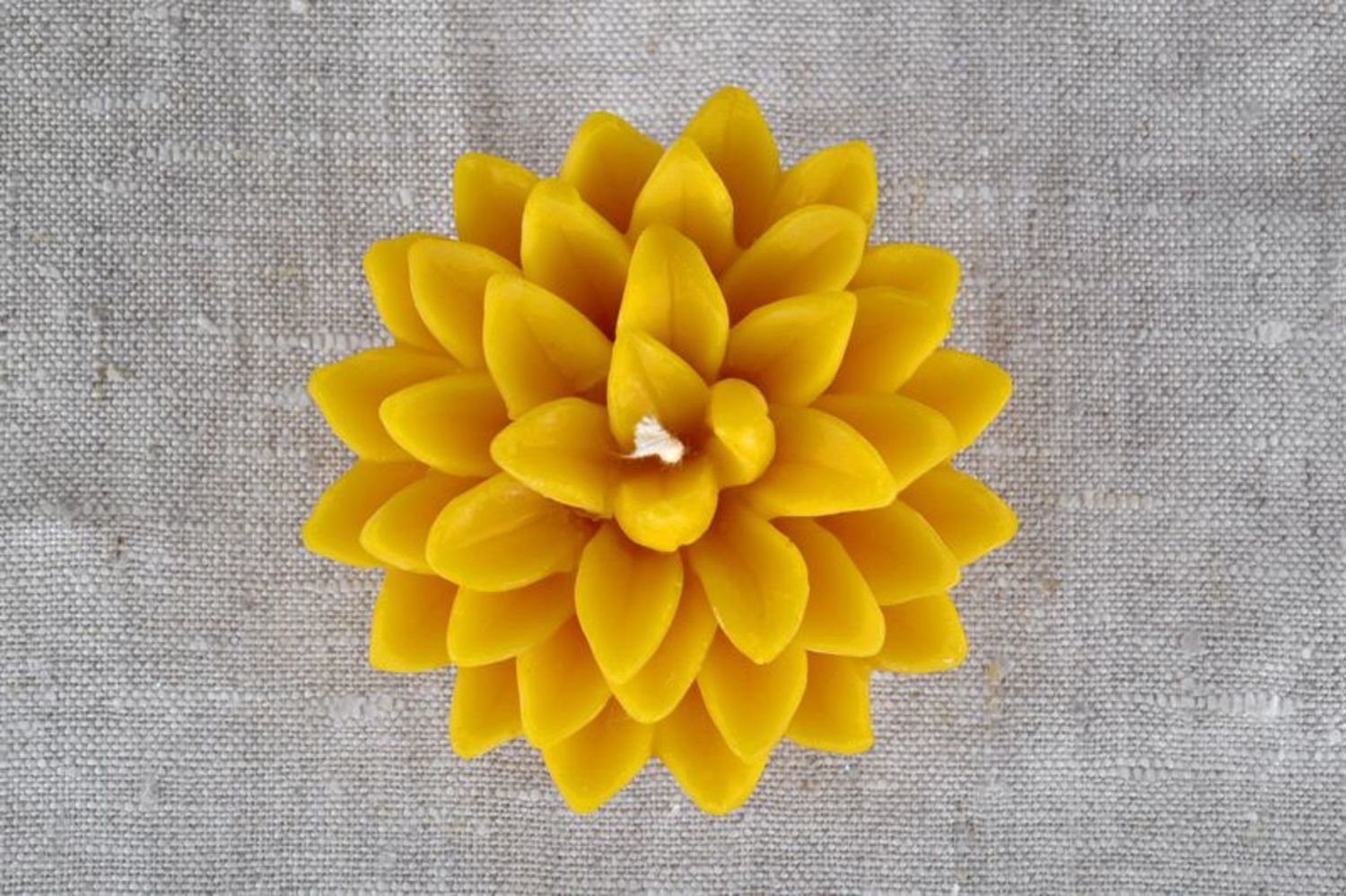 Candela decorativa fatta a mano candela a forma di loto giallo decorativo

 foto 4