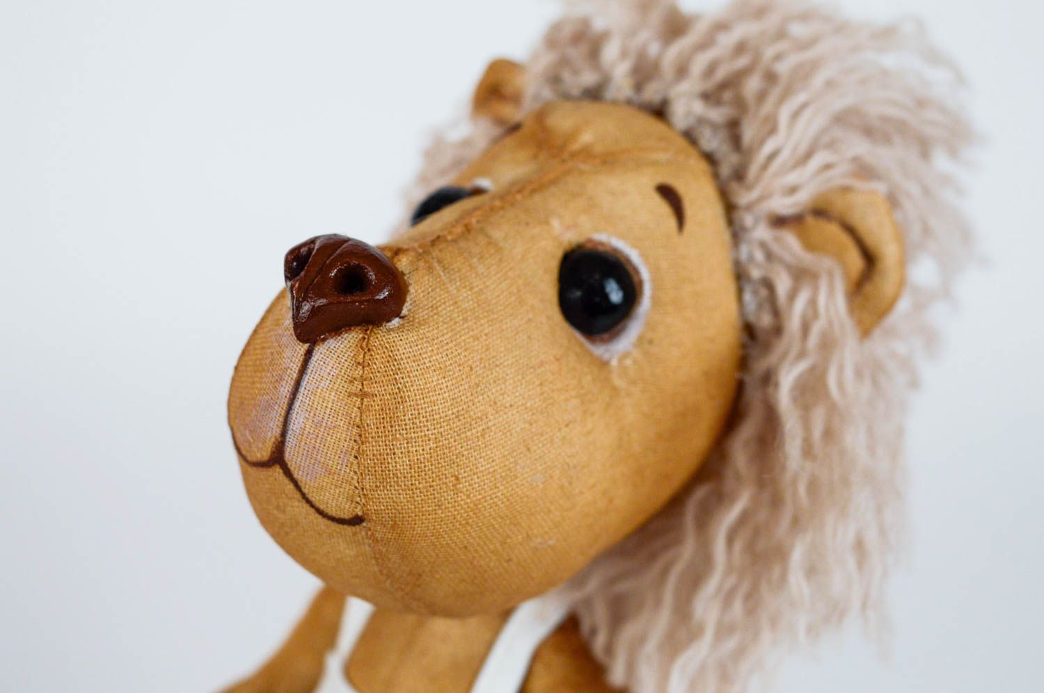 Handgemachtes kuscheliges Spielzeug aus Stoff mit Acrylfarben bemalt Löwe  foto 4