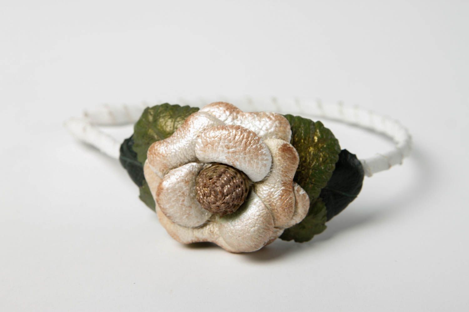 Serre-tête fleur fait main Accessoire cheveux blanc en cuir Cadeau pour femme photo 4