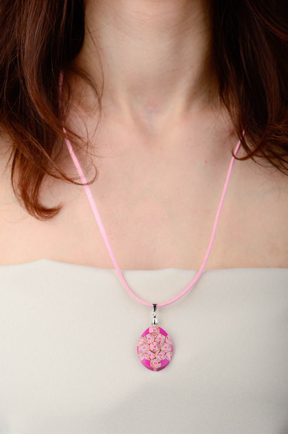 Handgemachter Schmuck Holz Anhänger schöner Schmuck Accessoire für Frauen rosa foto 2