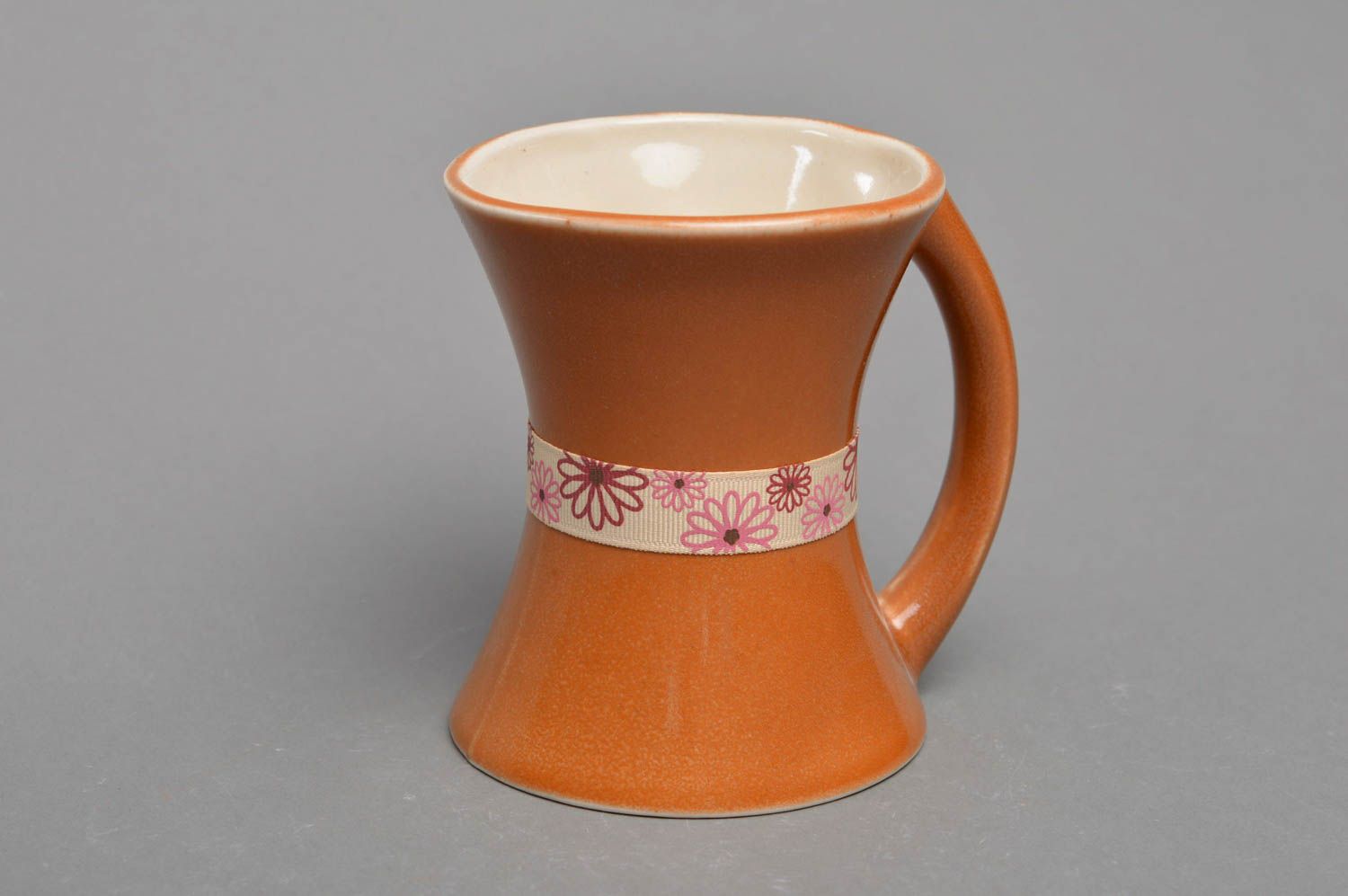 Taza de porcelana hecha a mano de forma original marrón bonita para tomar té foto 2