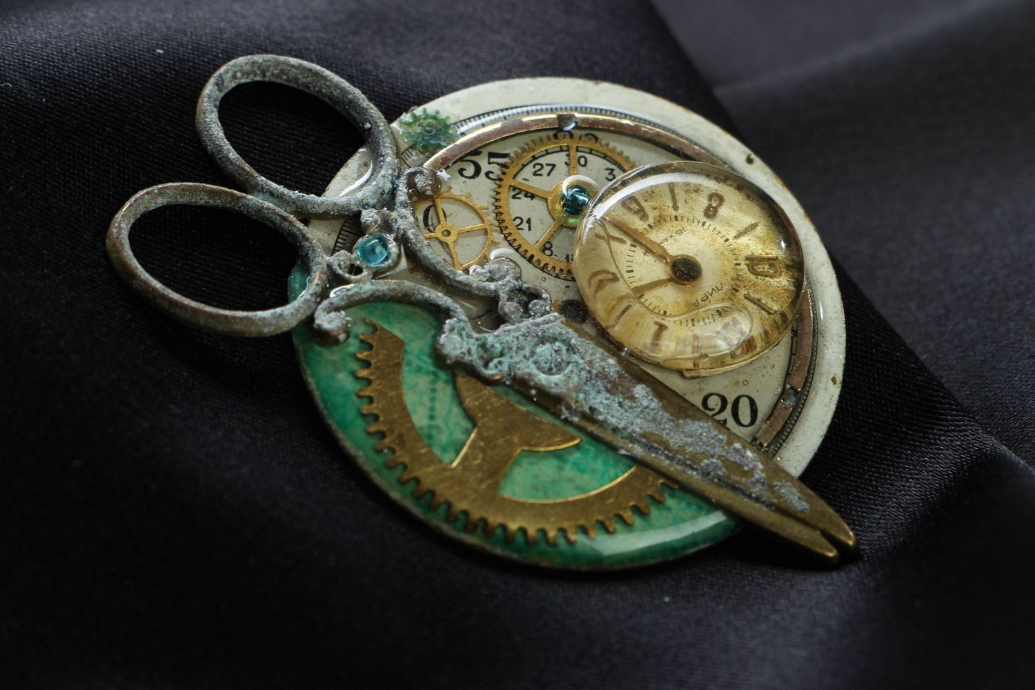 Steampunk pendant with scissors photo 1