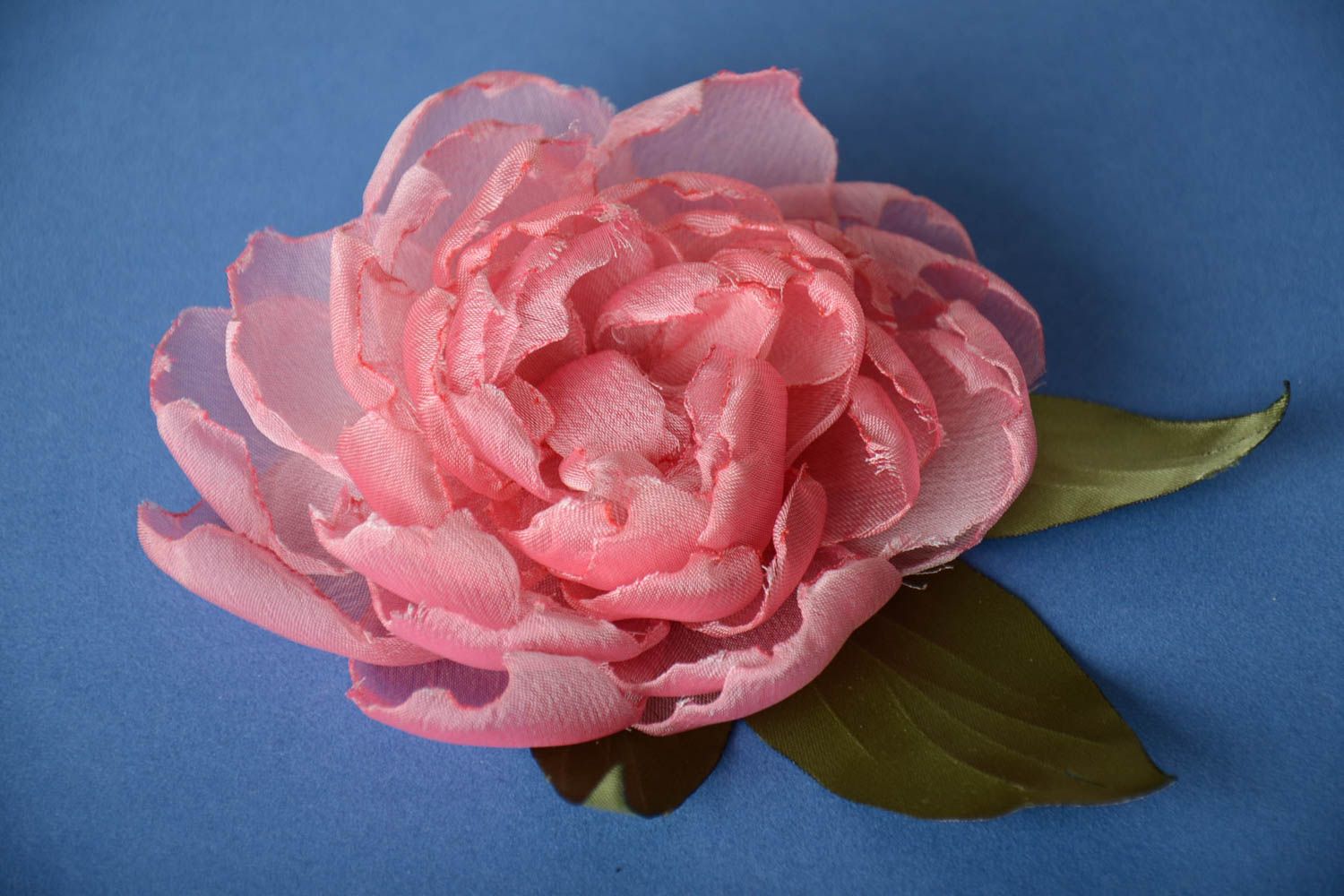 Broche rose tendre en tissu en forme de fleur avec feuilles faite main cadeau photo 1