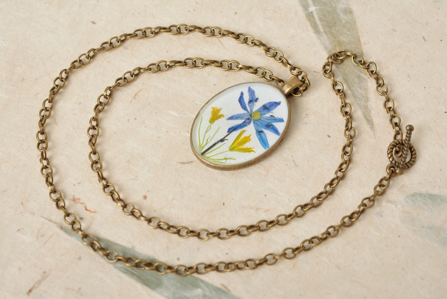 Colgante ovalado en cadena larga con flores secas en resina epoxi hecho a mano foto 1