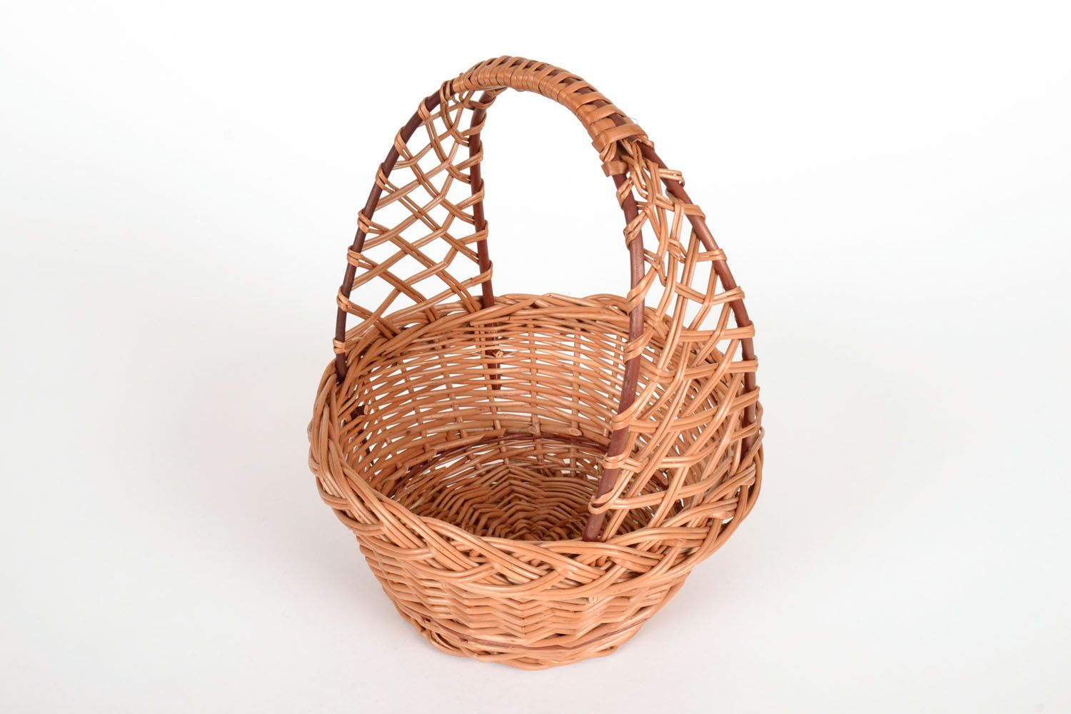 Woven basket with a handle photo 4
