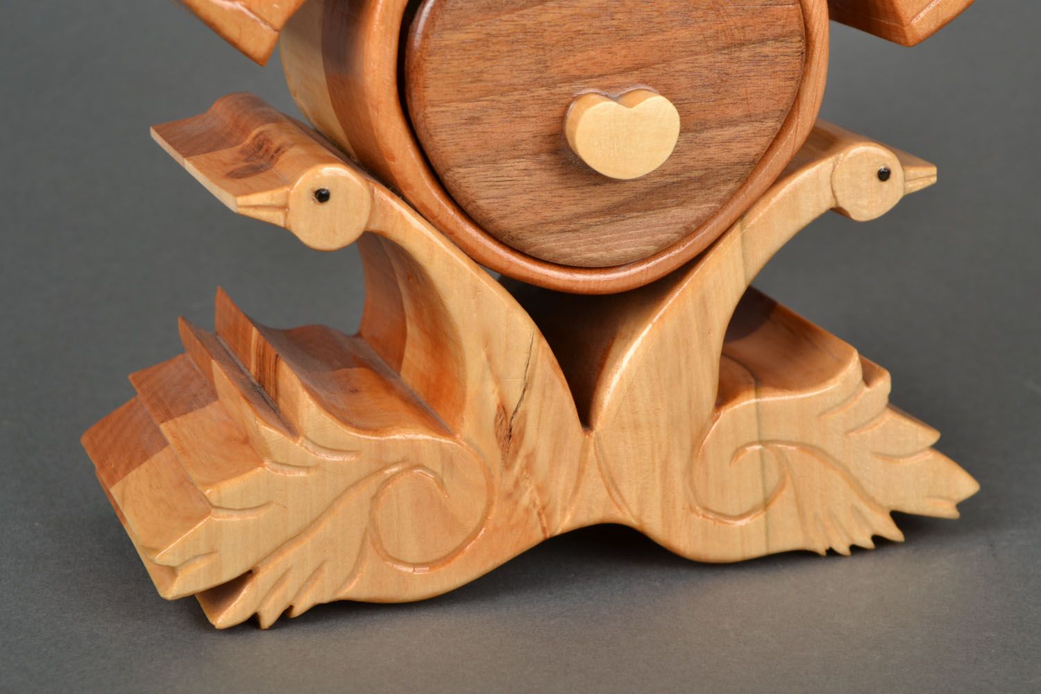Caja de madera tallada con forma de cisnes foto 4