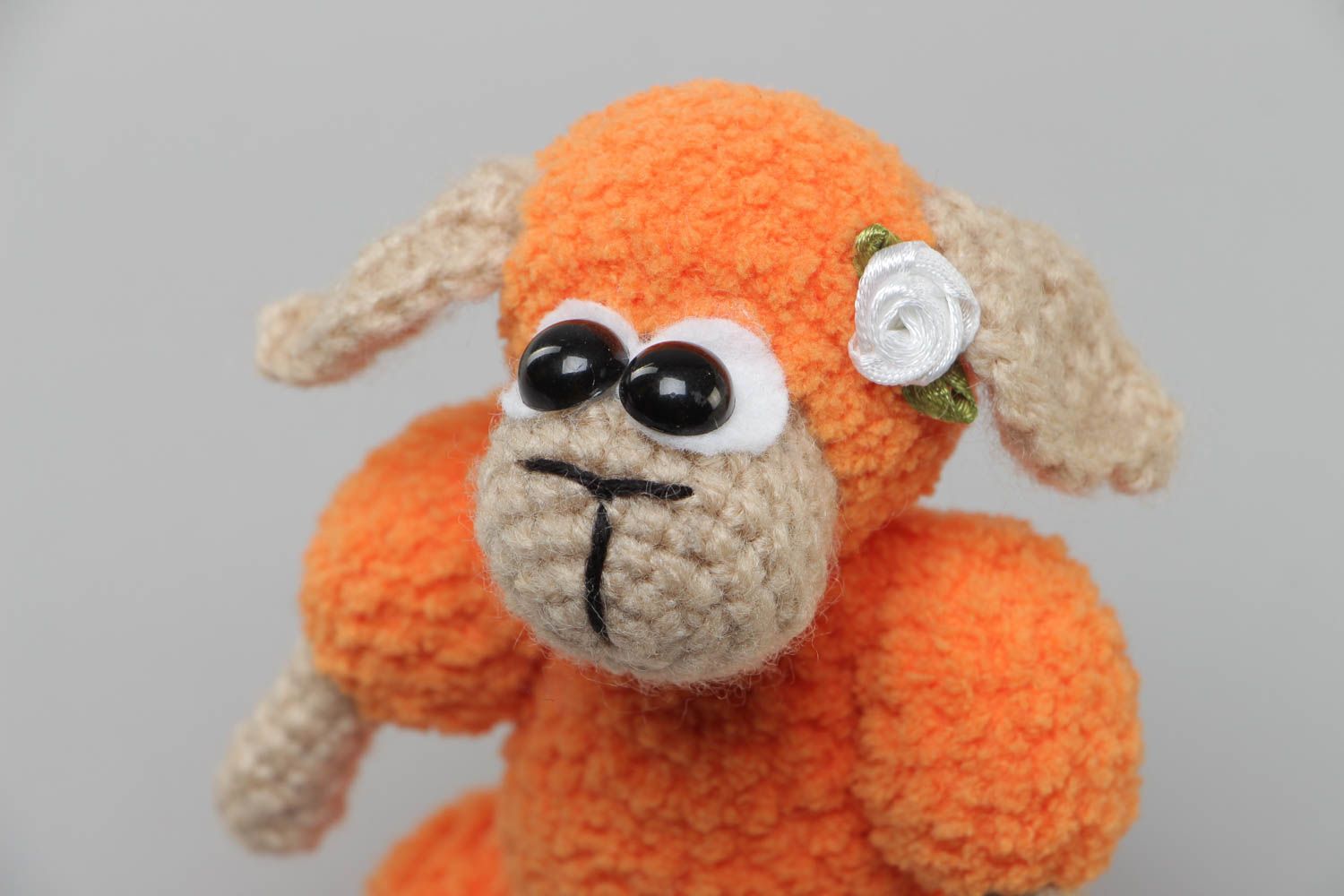 Мягкая вязаная игрушка овечка оранжевая из акрила крючком ручной работы фото 3