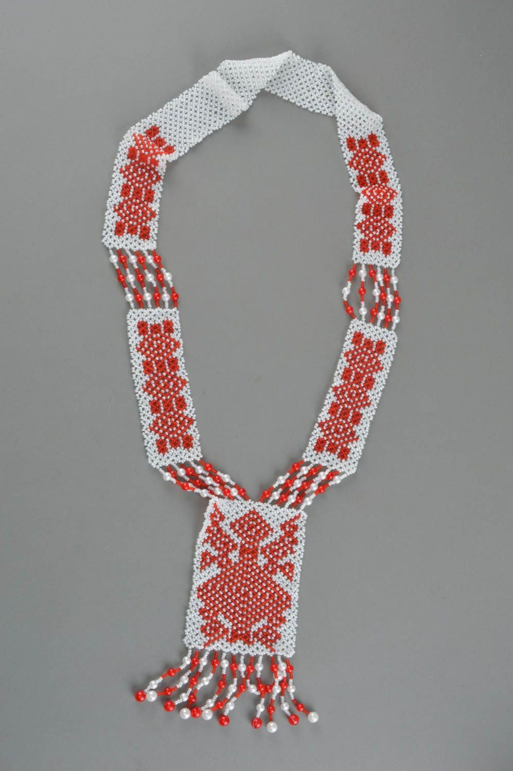 Breites geflochtenes Collier aus Glasperlen weiß rot künstlerische Handarbeit foto 2