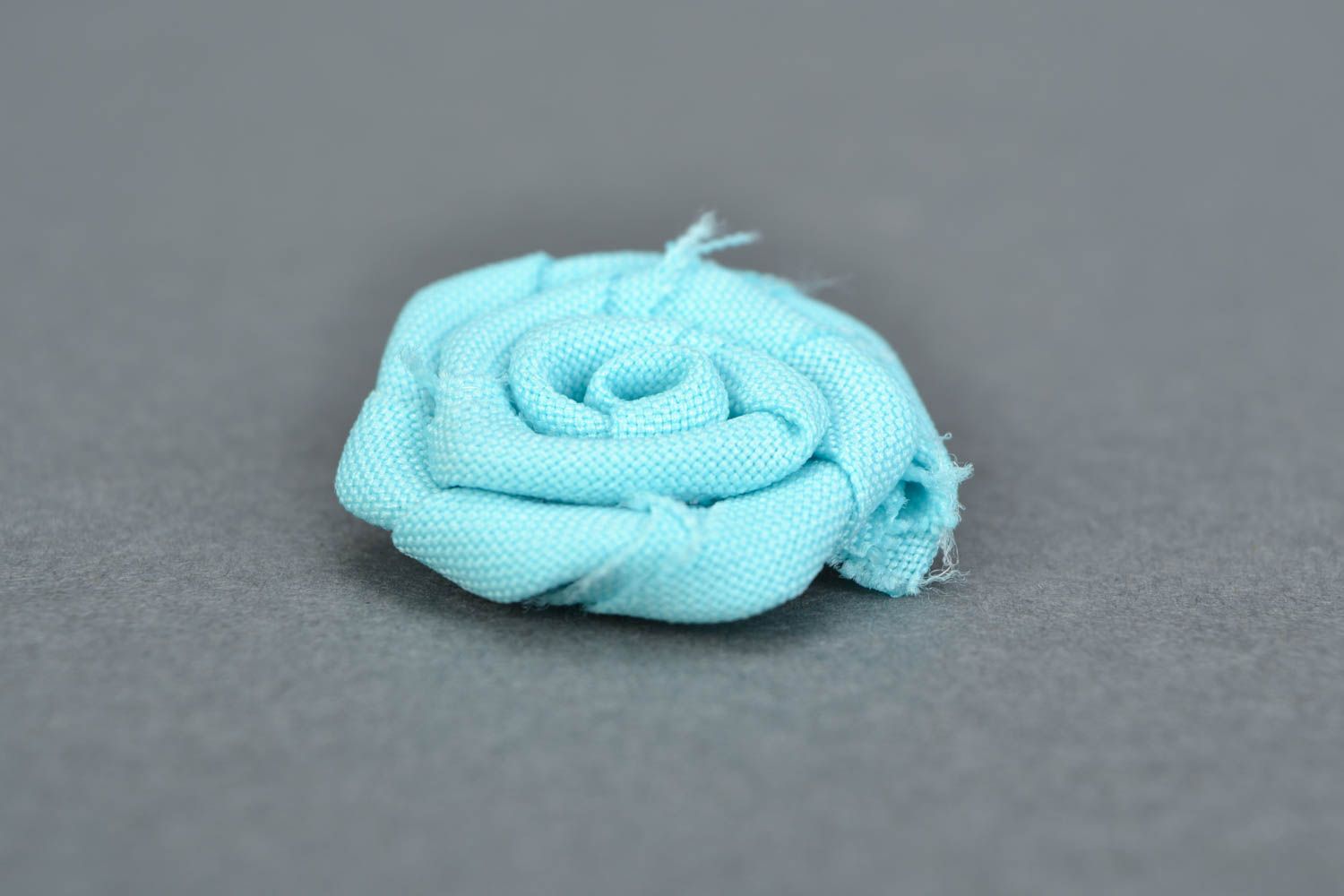 Голубая роза из ткани для броши или заколки ручной работы красивая небольшая фото 3