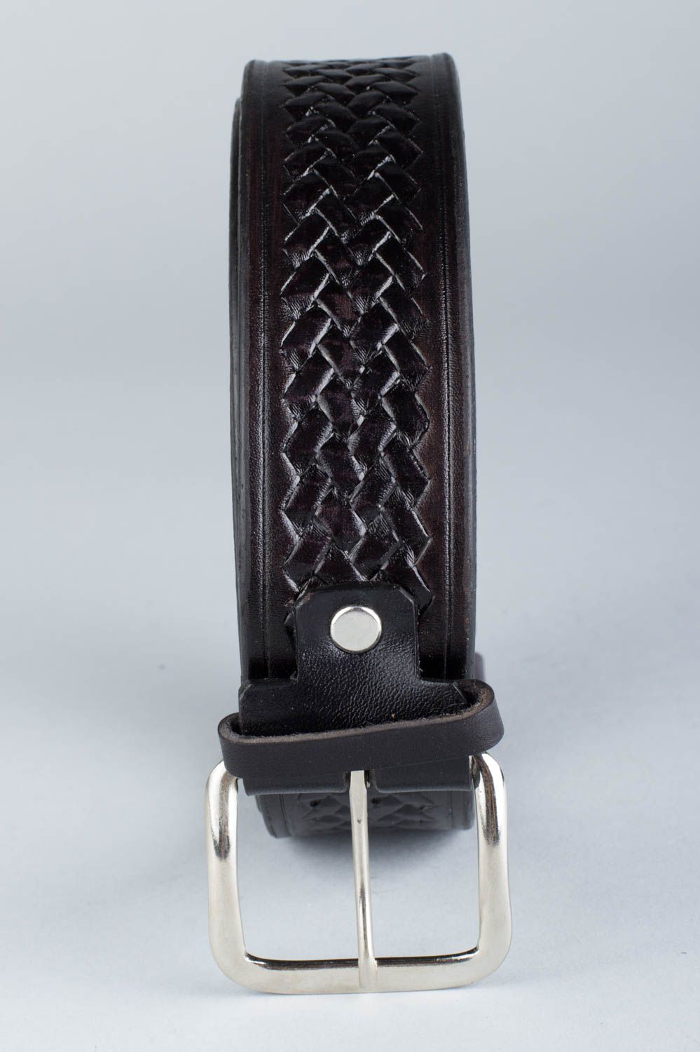 Cinturón de hombre de cuero negro con ornamento artesanal y hebilla de acero foto 2