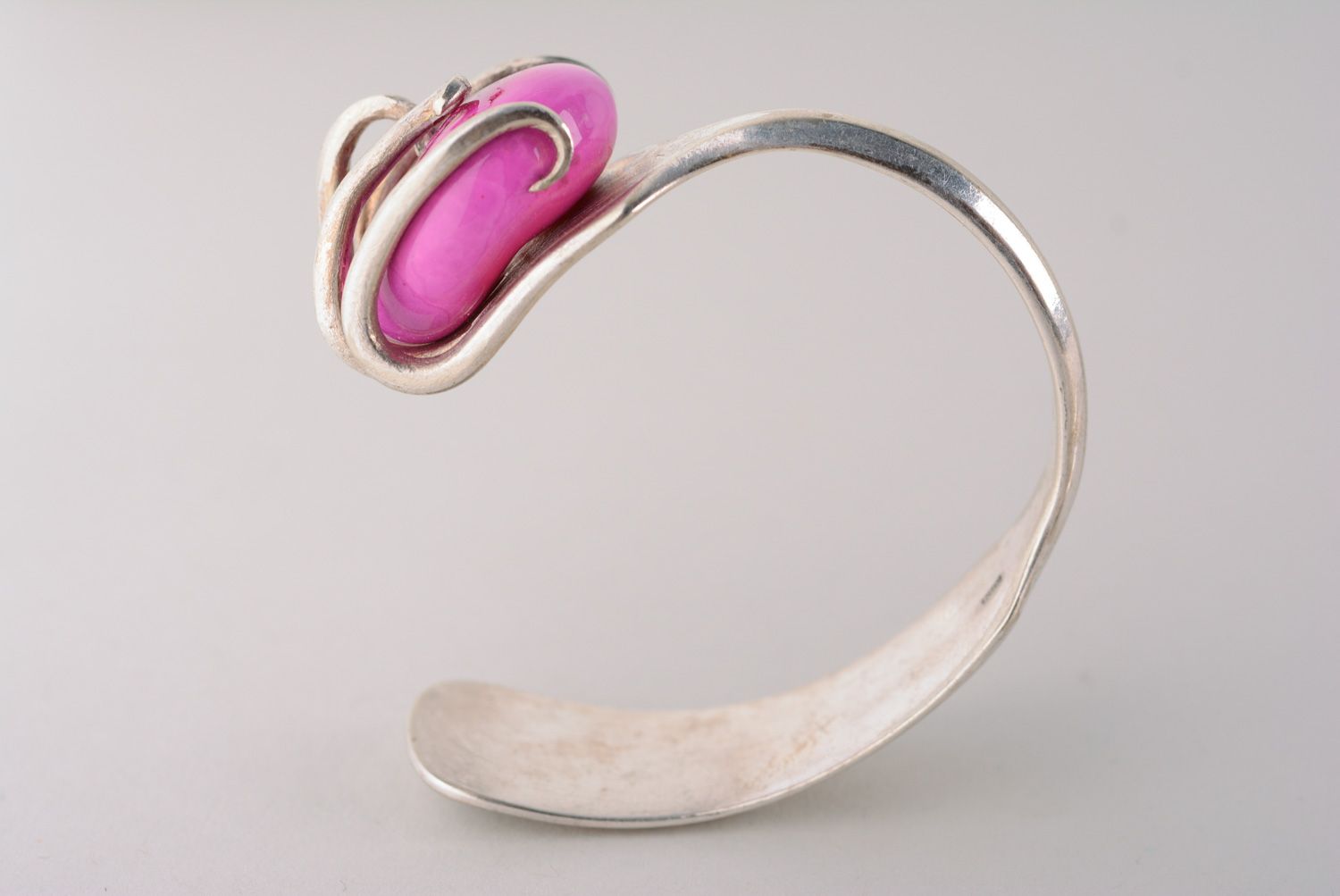 Bracelet en métal fait main original pour femme avec belle pierre rose photo 5