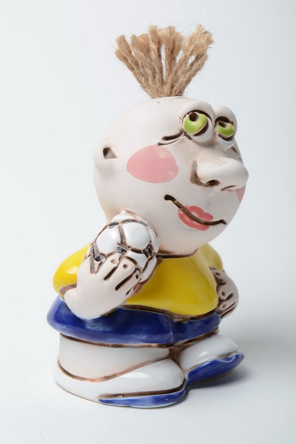 Figurine garçon avec balle en demi-porcelaine peinte de pigments faite main photo 2