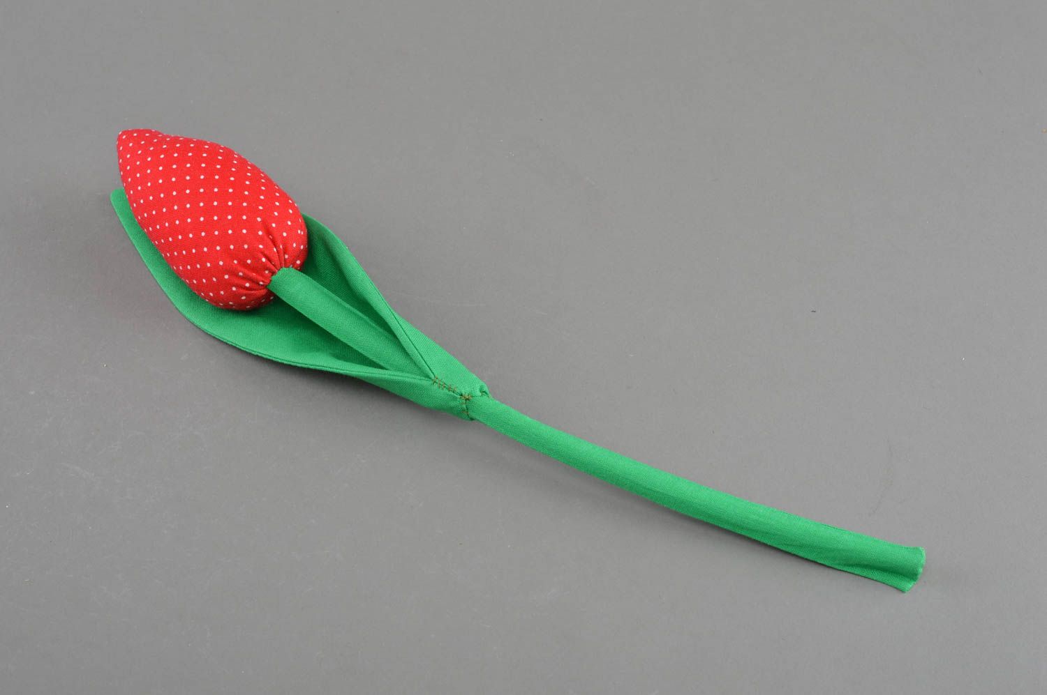 Тканевый тюльпан из хлопка мягкий для декора ручной работы красный в горошек фото 1