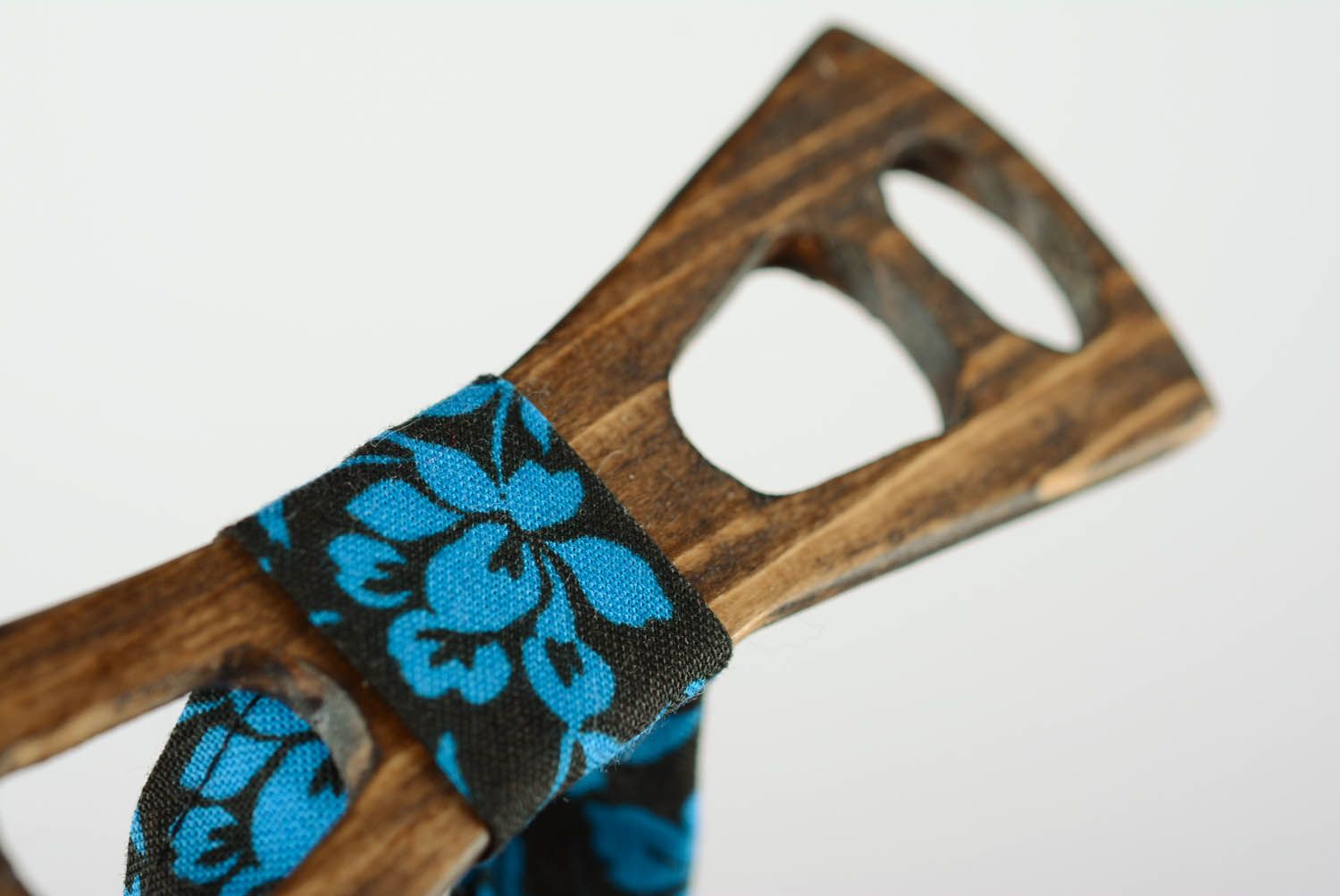 Gravata borboleta artesanal feita de madeira foto 4