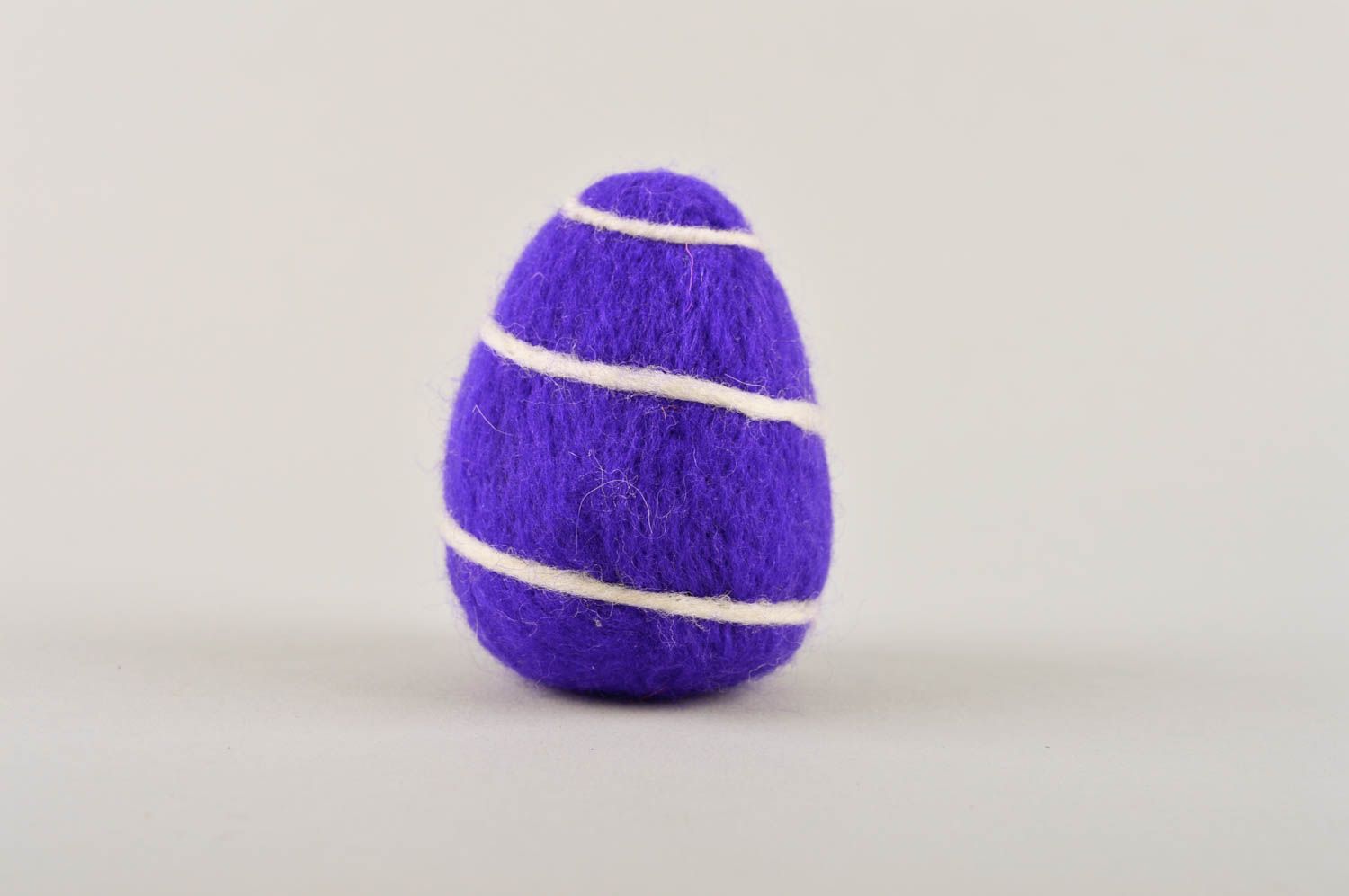 Декоративное яйцо ручной работы игрунка из шерсти валяная игрушка филлетовая фото 3