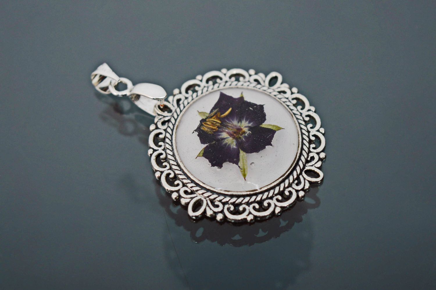 Colgante de resina epoxi para el cuello con flor violeta foto 4