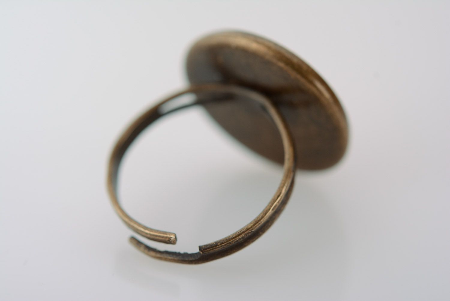 Rosafarbiger runder regulierbarer handgemachter Ring aus Epoxidharz mit Rosenblatt foto 4