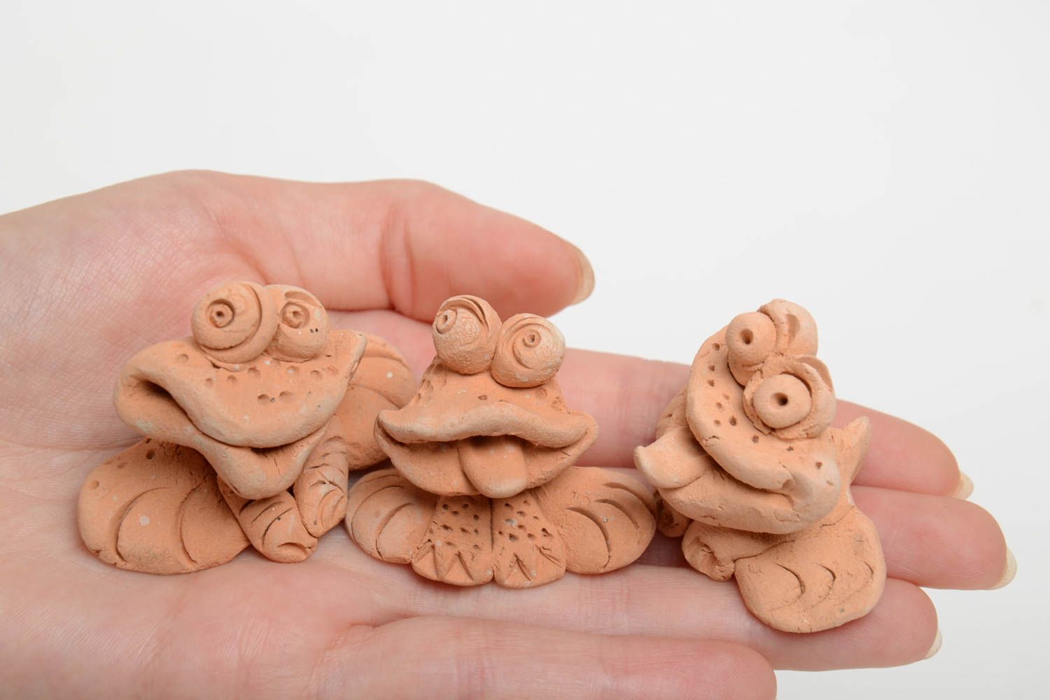 Фигурки из глины лягушки набор 3 изделия бежевые маленькие смешные ручной работы фото 5
